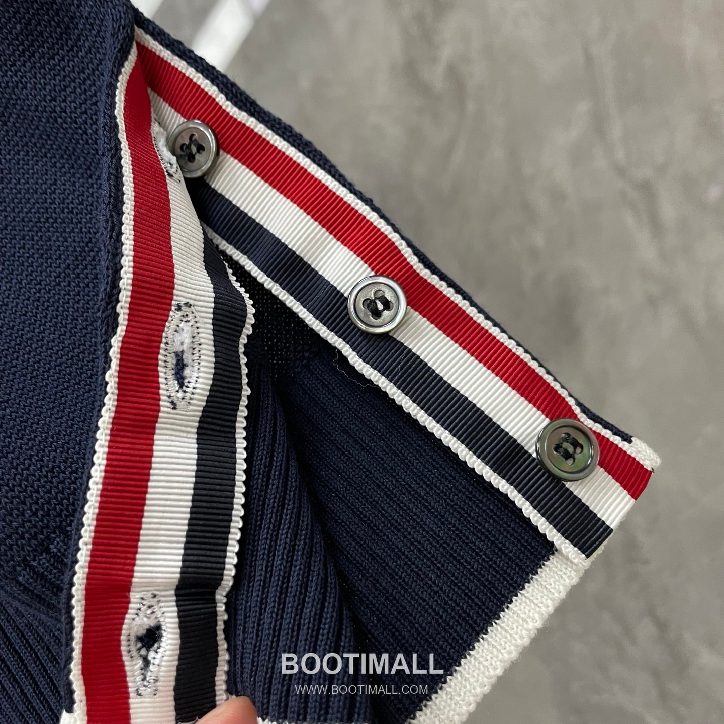 Thom Browne Four-Stripe Silk Short Sleeve Polo Shirt Mulberry Silk, Cotton Blend Gray, Navy, Blue, Mint Green Polo Shirt 4- 바 실크 반팔 폴로 셔츠 상급 실크, 코튼 혼방 그레이, 네이비, 블루, 민트 그린 폴로 셔츠 13