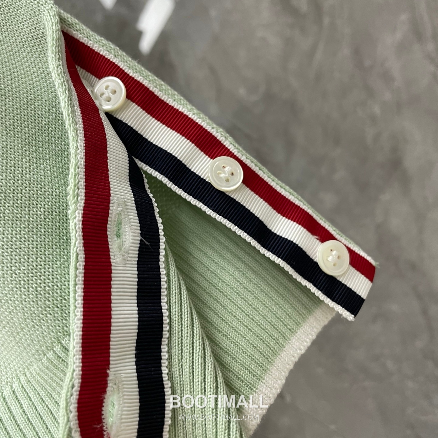 Thom Browne Four-Stripe Silk Short Sleeve Polo Shirt Mulberry Silk, Cotton Blend Gray, Navy, Blue, Mint Green Polo Shirt 4- 바 실크 반팔 폴로 셔츠 상급 실크, 코튼 혼방 그레이, 네이비, 블루, 민트 그린 폴로 셔츠 13