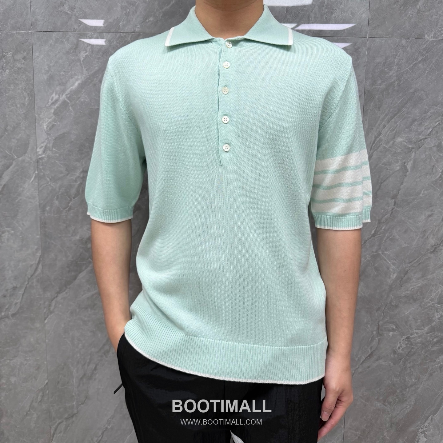 Thom Browne Four-Stripe Silk Short Sleeve Polo Shirt Mulberry Silk, Cotton Blend Gray, Navy, Blue, Mint Green Polo Shirt 4- 바 실크 반팔 폴로 셔츠 상급 실크, 코튼 혼방 그레이, 네이비, 블루, 민트 그린 폴로 셔츠 1