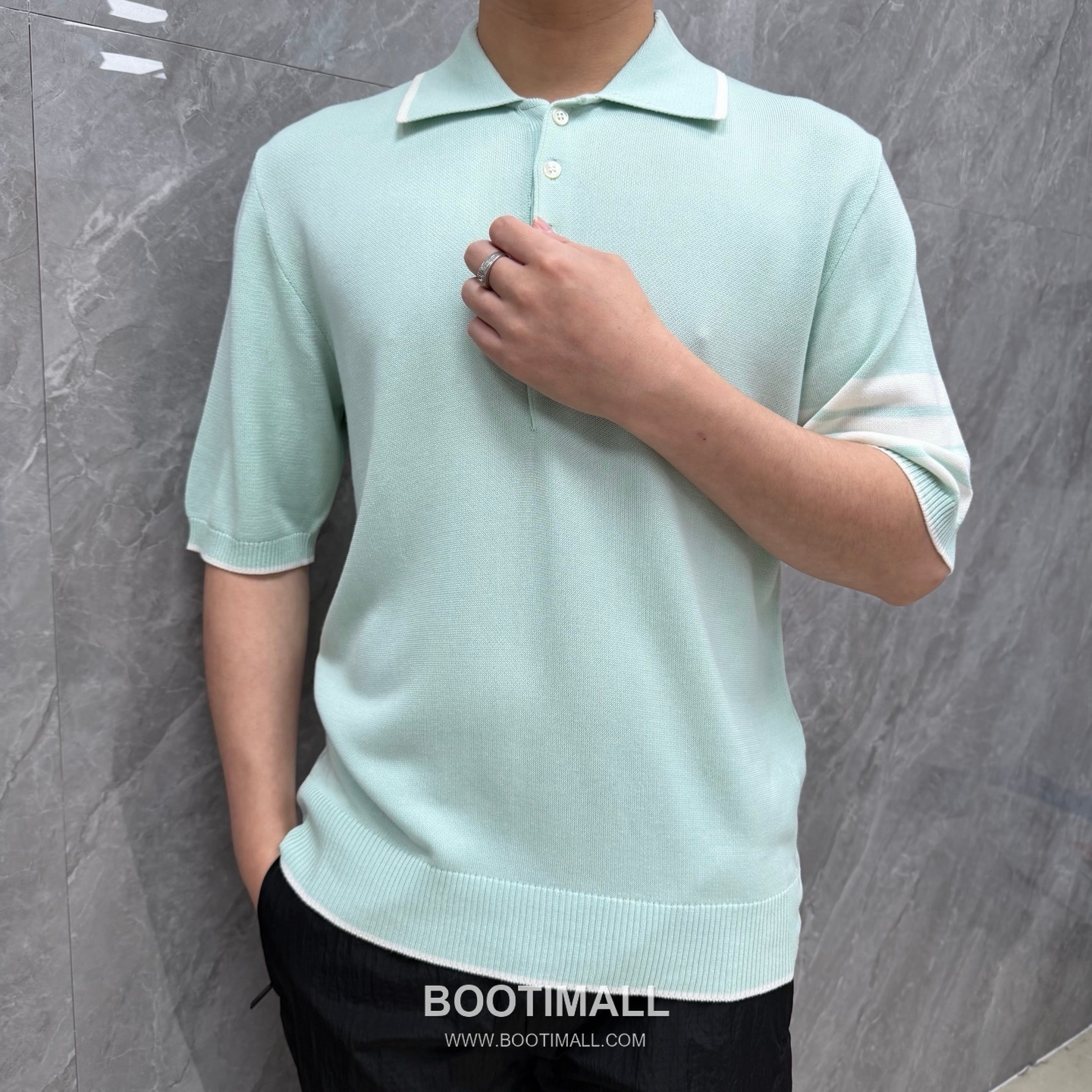 Thom Browne Four-Stripe Silk Short Sleeve Polo Shirt Mulberry Silk, Cotton Blend Gray, Navy, Blue, Mint Green Polo Shirt 4- 바 실크 반팔 폴로 셔츠 상급 실크, 코튼 혼방 그레이, 네이비, 블루, 민트 그린 폴로 셔츠 2