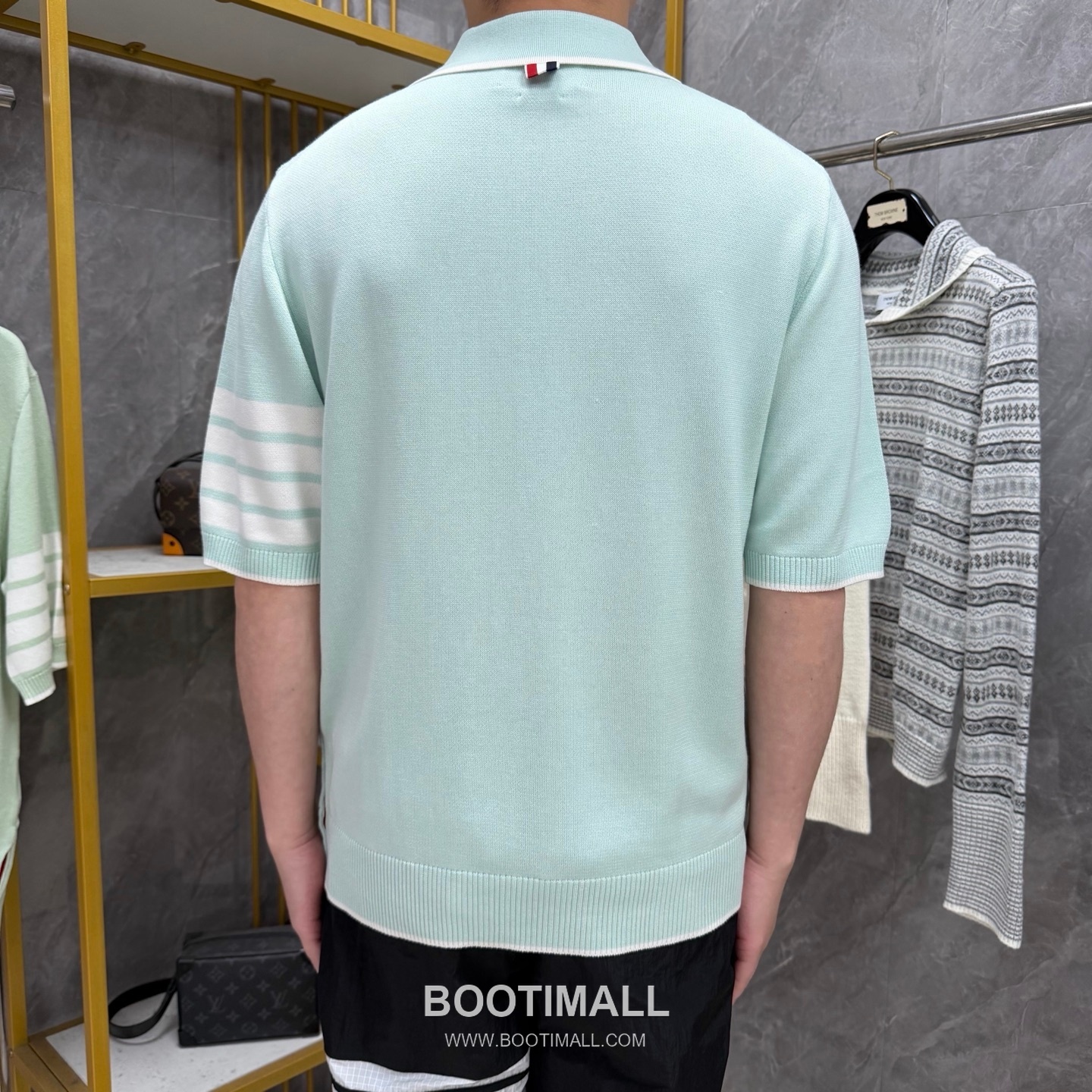 Thom Browne Four-Stripe Silk Short Sleeve Polo Shirt Mulberry Silk, Cotton Blend Gray, Navy, Blue, Mint Green Polo Shirt 4- 바 실크 반팔 폴로 셔츠 상급 실크, 코튼 혼방 그레이, 네이비, 블루, 민트 그린 폴로 셔츠 4