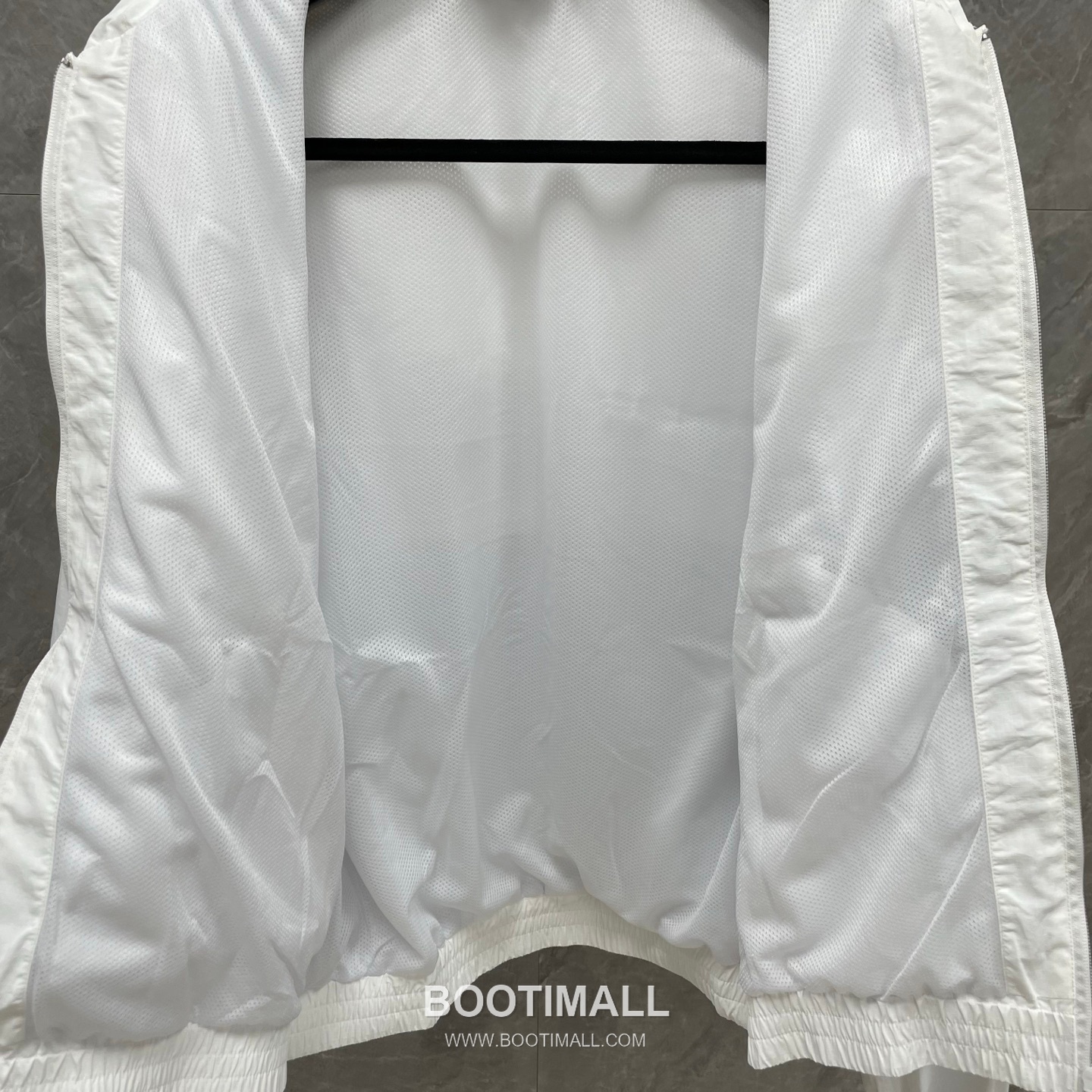 Thom Browne Four-Stripe Mesh Zip Hooded Jacket Nylon, Cotton Gray, Navy, White Jacket 4 줄 스트라이프 메쉬 지퍼 후드 자켓 나일론, 코튼 그레이, 네이비, 화이트 자켓 16