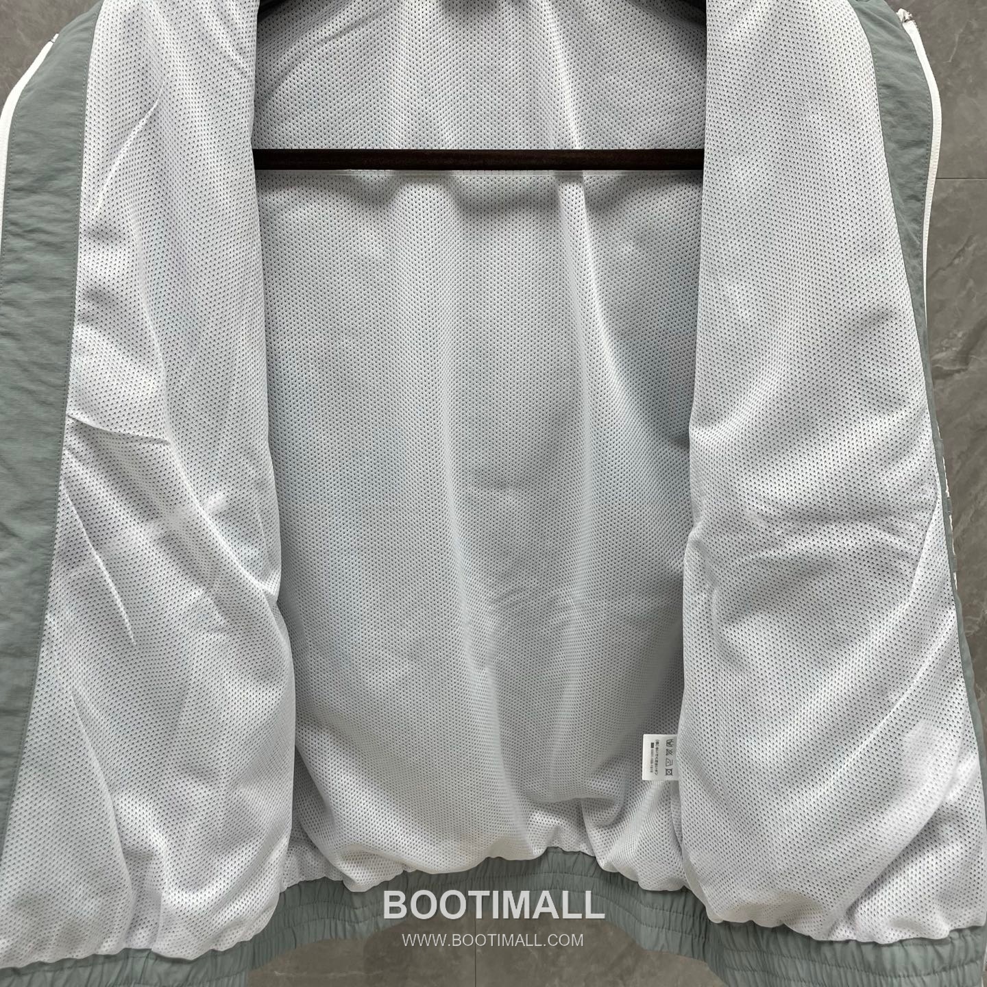 Thom Browne Four-Stripe Mesh Zip Hooded Jacket Nylon, Cotton Gray, Navy, White Jacket 4 줄 스트라이프 메쉬 지퍼 후드 자켓 나일론, 코튼 그레이, 네이비, 화이트 자켓 15