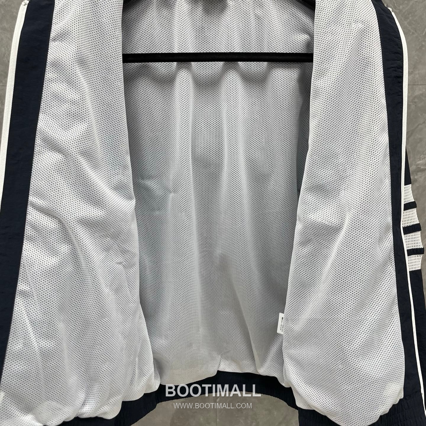 Thom Browne Four-Stripe Mesh Zip Hooded Jacket Nylon, Cotton Gray, Navy, White Jacket 4 줄 스트라이프 메쉬 지퍼 후드 자켓 나일론, 코튼 그레이, 네이비, 화이트 자켓 15