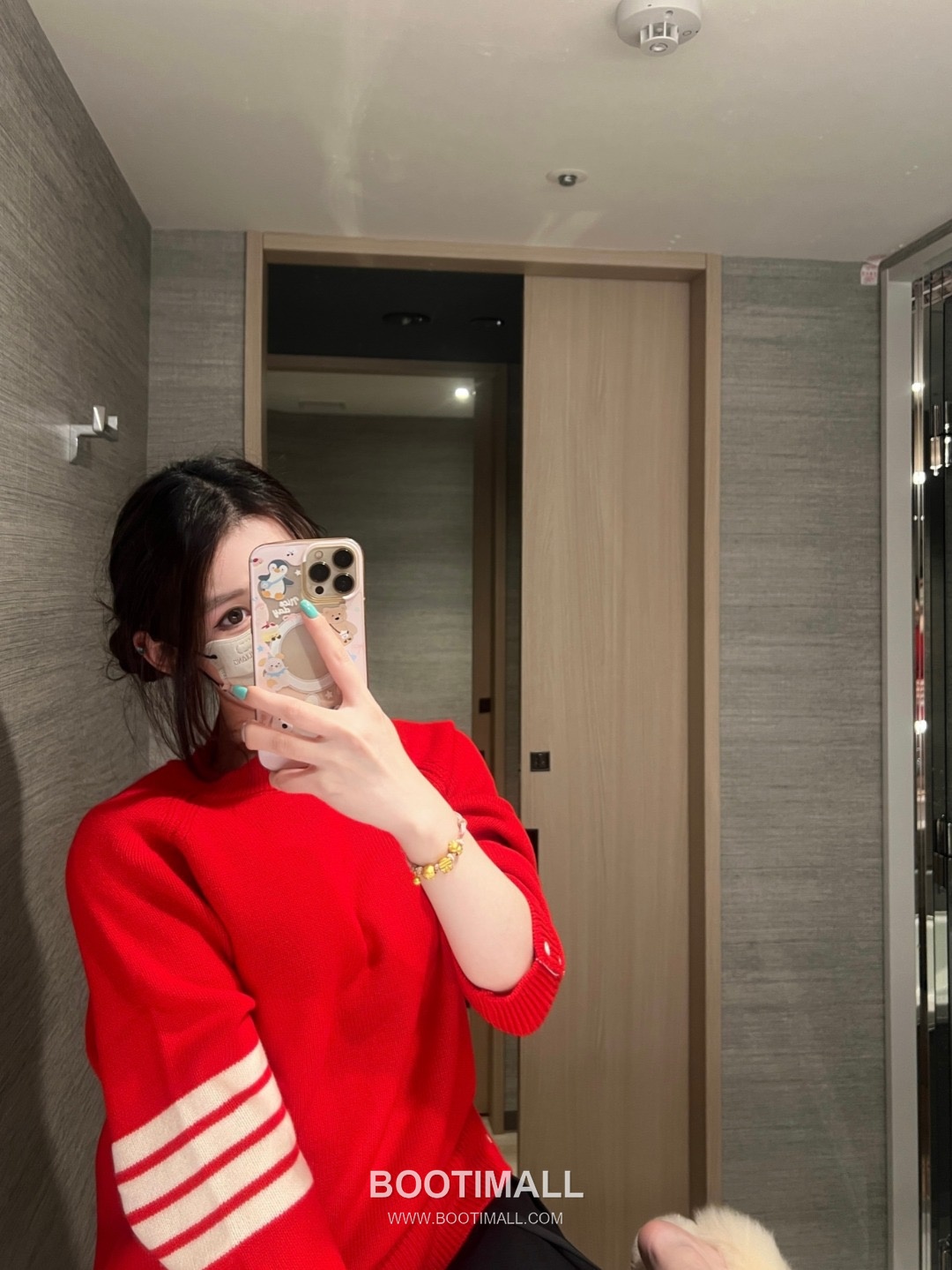 Thom Browne Crew Neck Short Wool Sweater with 4-Bar Stripe Wool Red Sweater 크루넥 숏 울 스웨터 4-바 스트라이프 울 레드 스웨터 1