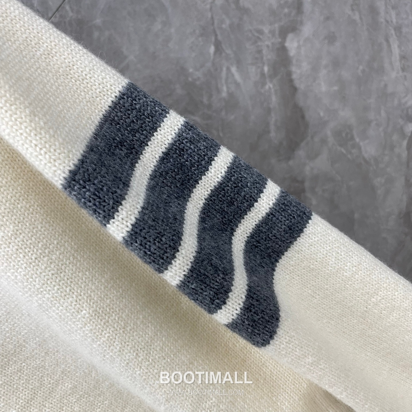 Thom Browne Back Dog Embroidered Short Cardigan Fine Wool Blend Red Cardigan 백 도그 자수 숏 카디건 파인 울 블렌드 레드 카디건 0, 1, 2 17