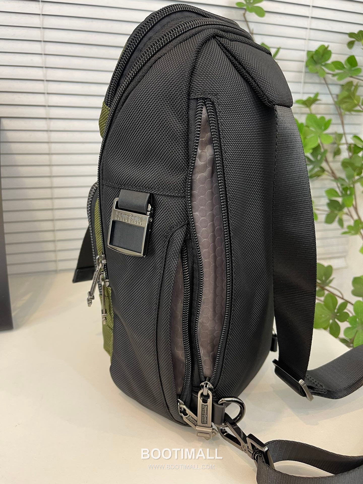 Samsonite Encode Crossbody Bag HO0 1260D Ballistic Nylon with Leather Trim Black Crossbody Bag 쌤소나이트 인코드 크로스바디 백 HO0 1260D 발리스틱 나일론 & 레더 트리밍 블랙 크로스백 30.5cm 2