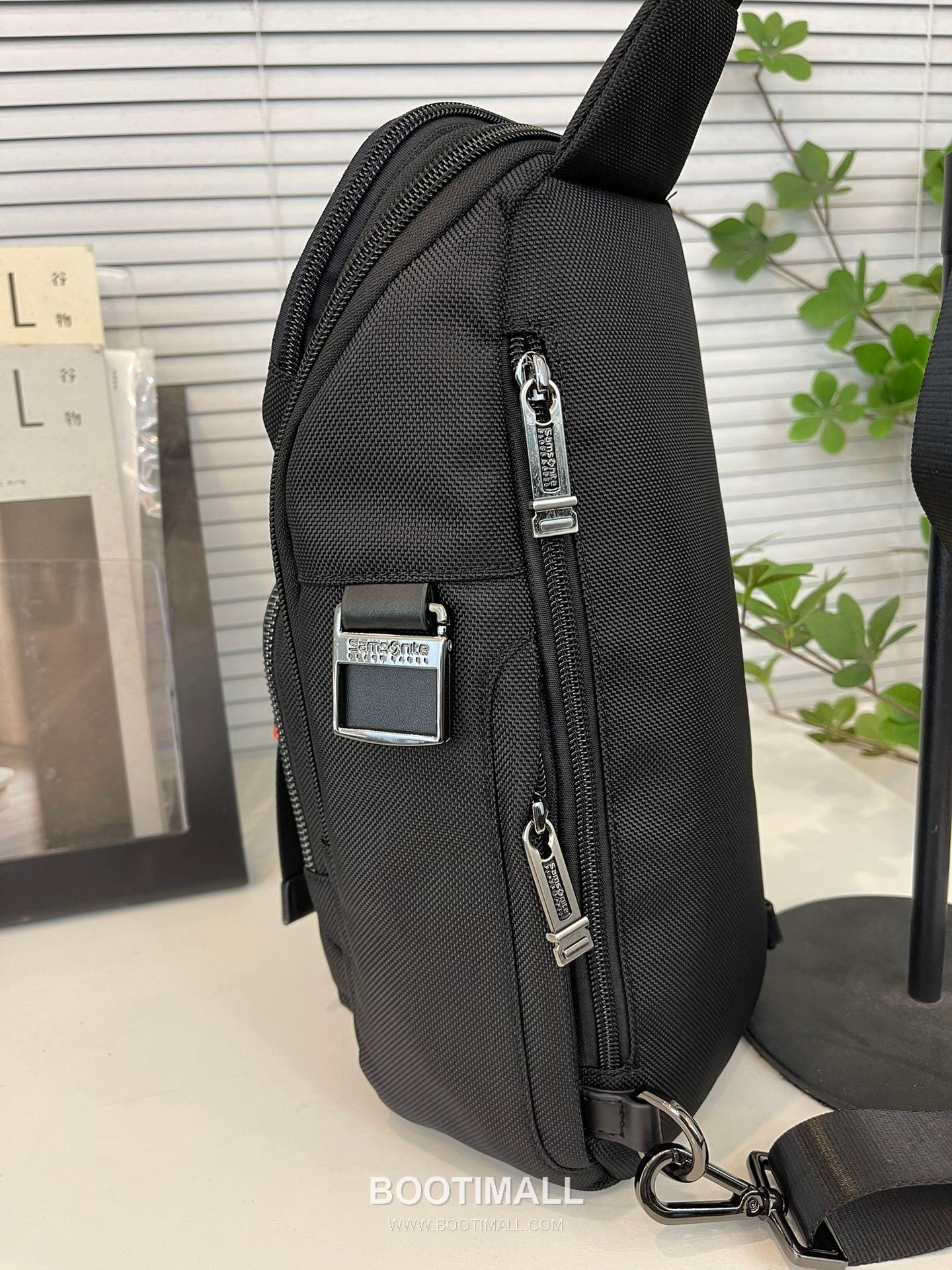 Samsonite Encode Crossbody Bag HO0 1260D Ballistic Nylon with Leather Trim Black Crossbody Bag 쌤소나이트 인코드 크로스바디 백 HO0 1260D 발리스틱 나일론 & 레더 트리밍 블랙 크로스백 30.5cm 9
