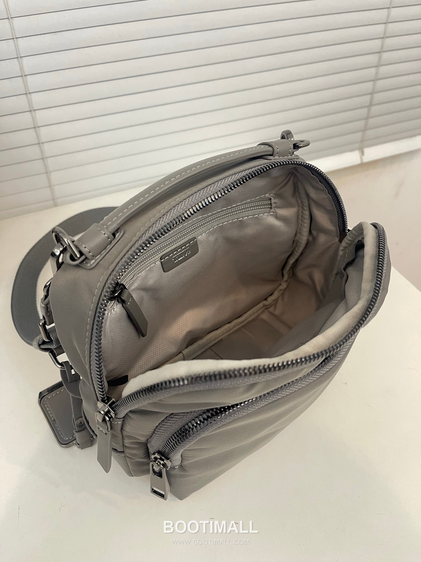 TUMI Voyageur Teghan Crossbody 196692 Nylon Parachute Fabric Graphite Gray Crossbody Bag 투미 보야지 테간 크로스백 196692 나일론 파라슈트 패브릭 그라파이트 그레이 크로스백 21cm 3