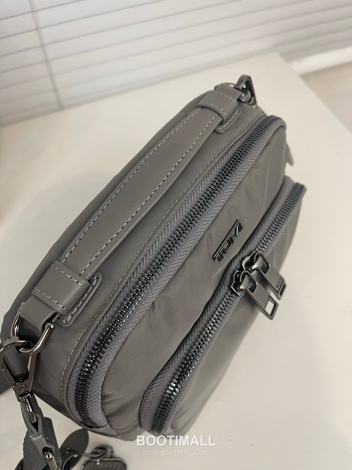 TUMI Voyageur Teghan Crossbody 196692 Nylon Parachute Fabric Graphite Gray Crossbody Bag 투미 보야지 테간 크로스백 196692 나일론 파라슈트 패브릭 그라파이트 그레이 크로스백 21cm 4