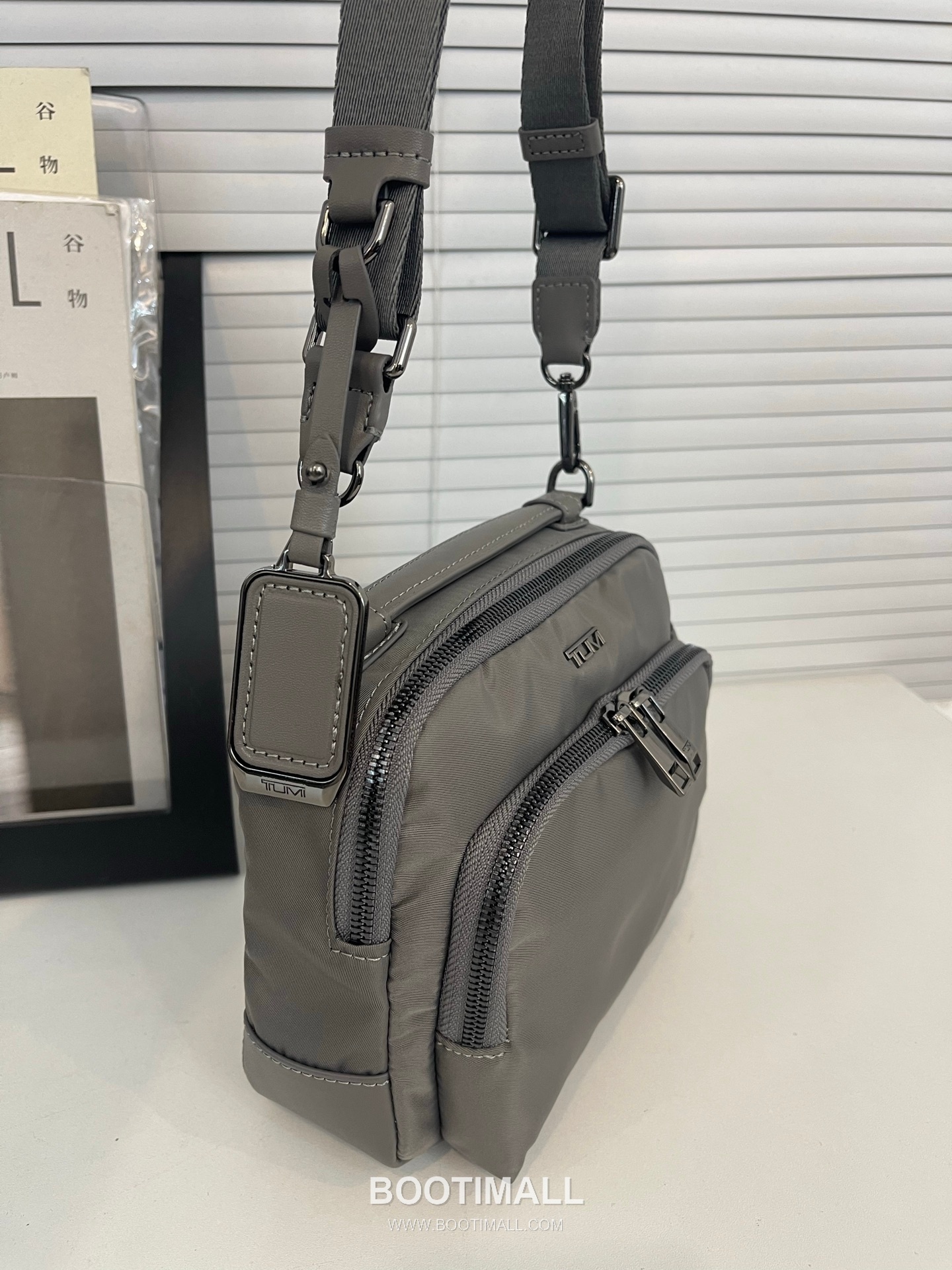 TUMI Voyageur Teghan Crossbody 196692 Nylon Parachute Fabric Graphite Gray Crossbody Bag 투미 보야지 테간 크로스백 196692 나일론 파라슈트 패브릭 그라파이트 그레이 크로스백 21cm 6