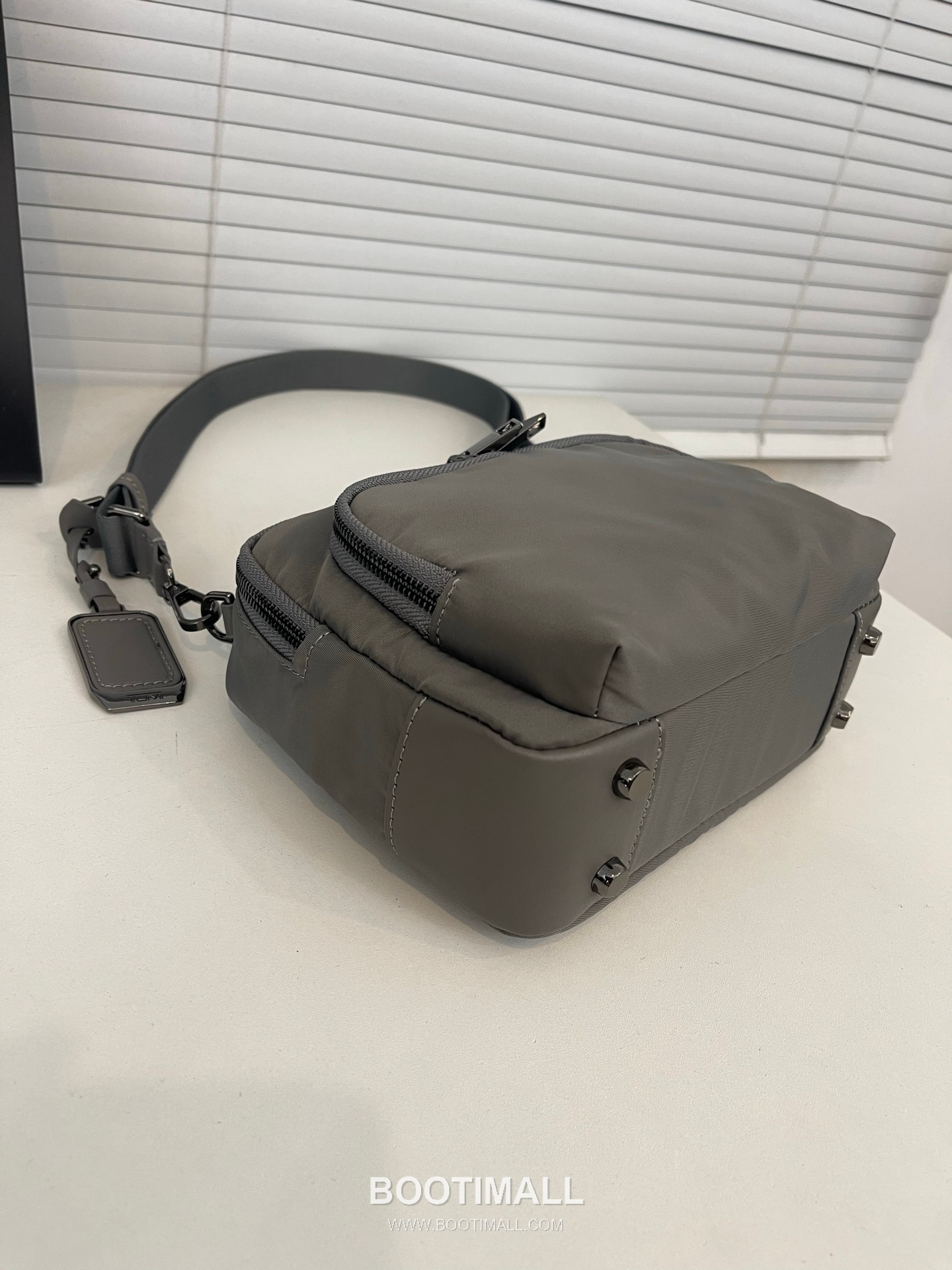 TUMI Voyageur Teghan Crossbody 196692 Nylon Parachute Fabric Graphite Gray Crossbody Bag 투미 보야지 테간 크로스백 196692 나일론 파라슈트 패브릭 그라파이트 그레이 크로스백 21cm 7