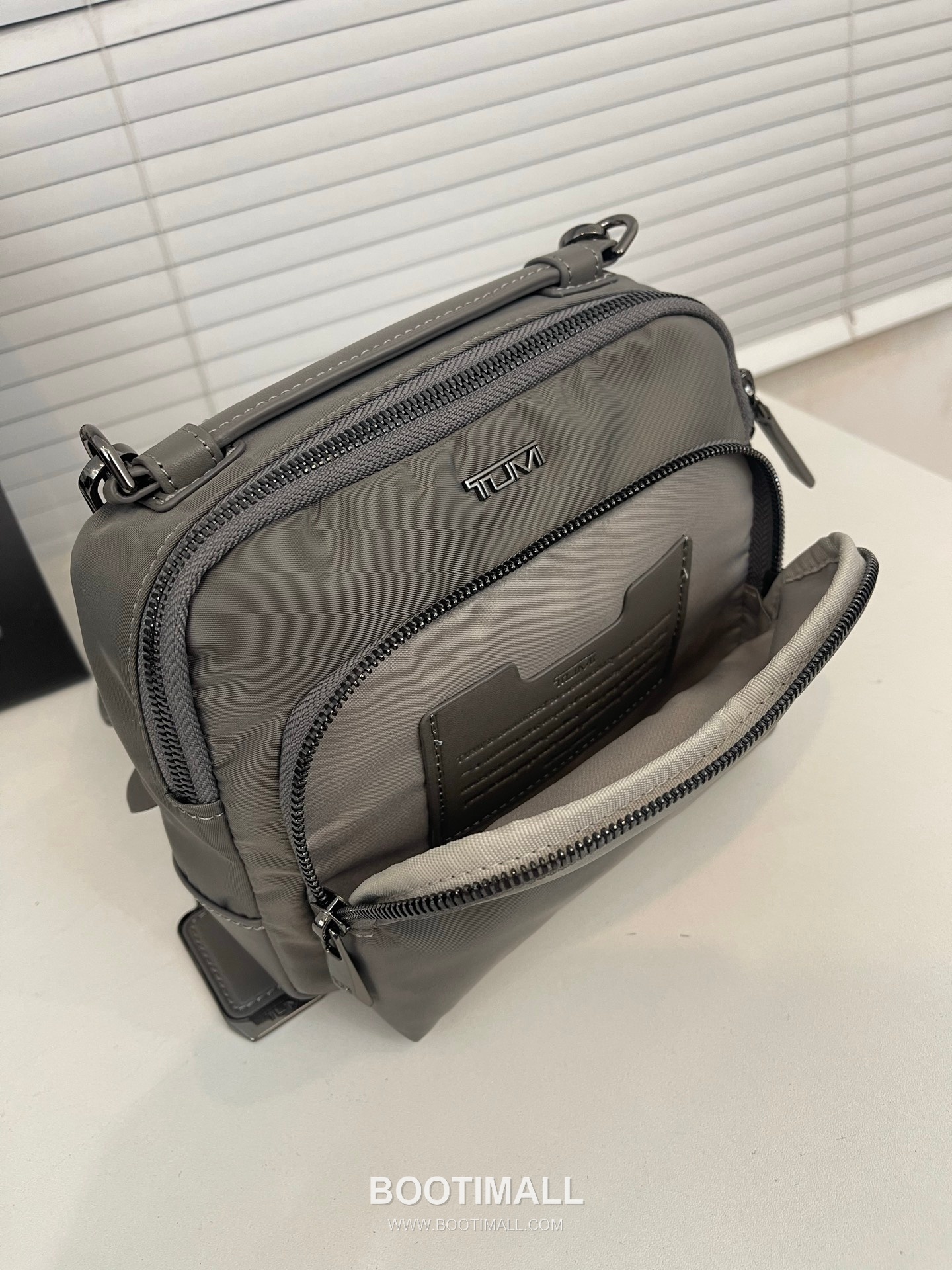 TUMI Voyageur Teghan Crossbody 196692 Nylon Parachute Fabric Graphite Gray Crossbody Bag 투미 보야지 테간 크로스백 196692 나일론 파라슈트 패브릭 그라파이트 그레이 크로스백 21cm 8