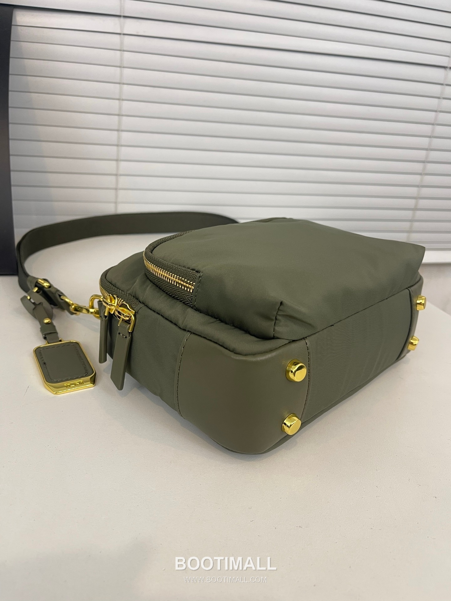 TUMI Voyageur Teghan Crossbody 196692 Nylon Parachute Fabric Olive Green Crossbody Bag 투미 보야지 테간 크로스백 196692 나일론 파라슈트 패브릭 올리브 그린 크로스백 21cm 8