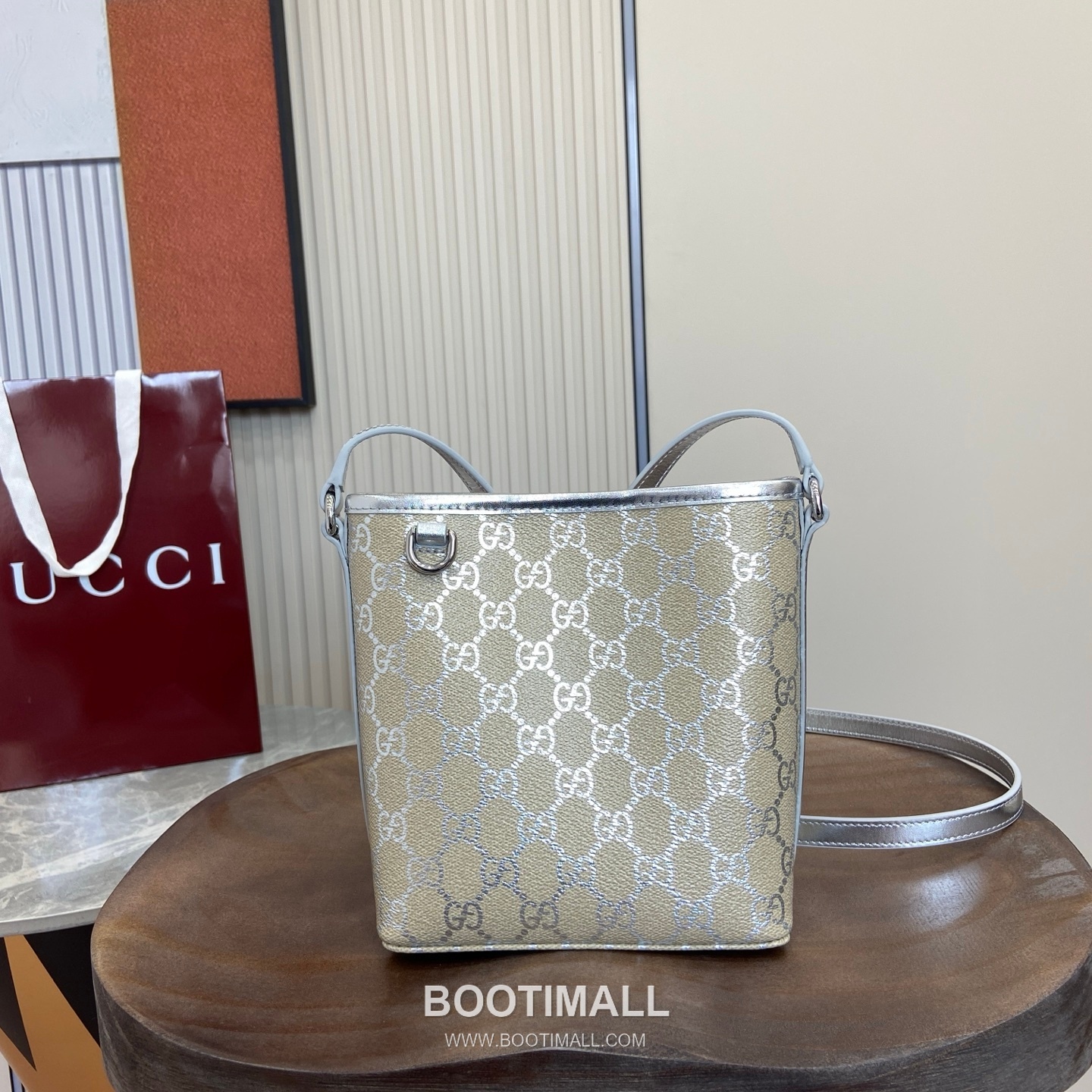 Gucci GG Emblem Mini Bucket Bag GG Coated Canvas, Leather Beige Silver Bucket Bag 구찌 GG 엠블럼 미니 버킷백 GG 코팅 캔버스, 레더 베이지 실버 버킷백 15cm(하단) x 18cm(상단) x 18cm(높이) x 8cm(깊이) 58cm 1