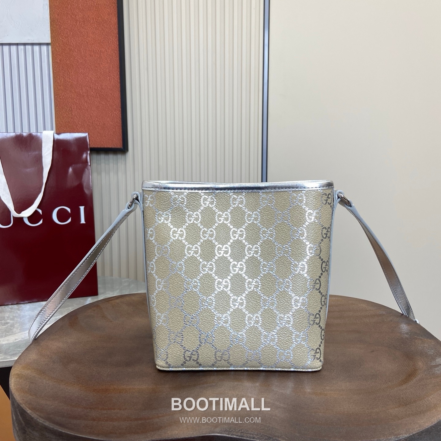 Gucci GG Emblem Mini Bucket Bag GG Coated Canvas, Leather Beige Silver Bucket Bag 구찌 GG 엠블럼 미니 버킷백 GG 코팅 캔버스, 레더 베이지 실버 버킷백 15cm(하단) x 18cm(상단) x 18cm(높이) x 8cm(깊이) 58cm 3