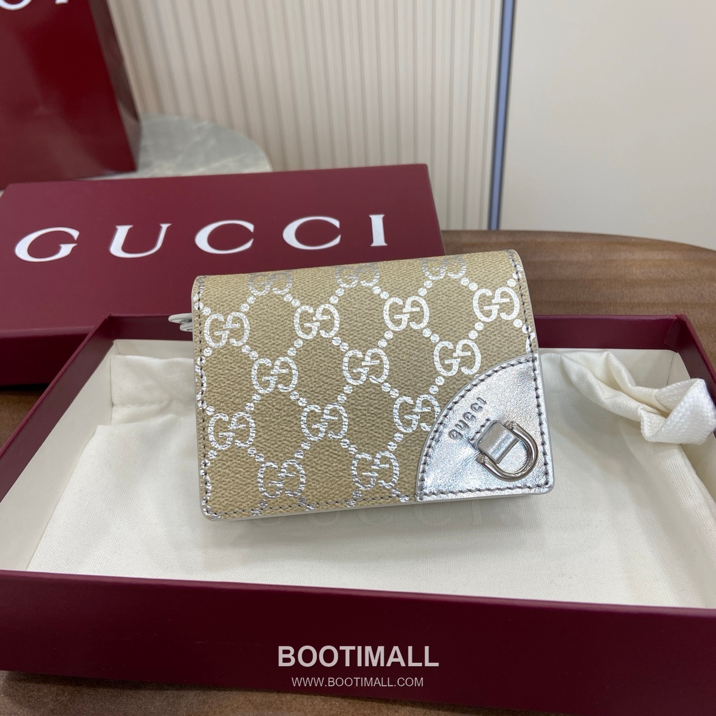 Gucci GG Emblem Wallet 820692 GG Laminated Coated Canvas Beige Silver Bifold Wallet 구찌 GG 엠블럼 반지갑 820692 GG 층압 코팅 캔버스 베이지 실버 반지갑 11cm 1