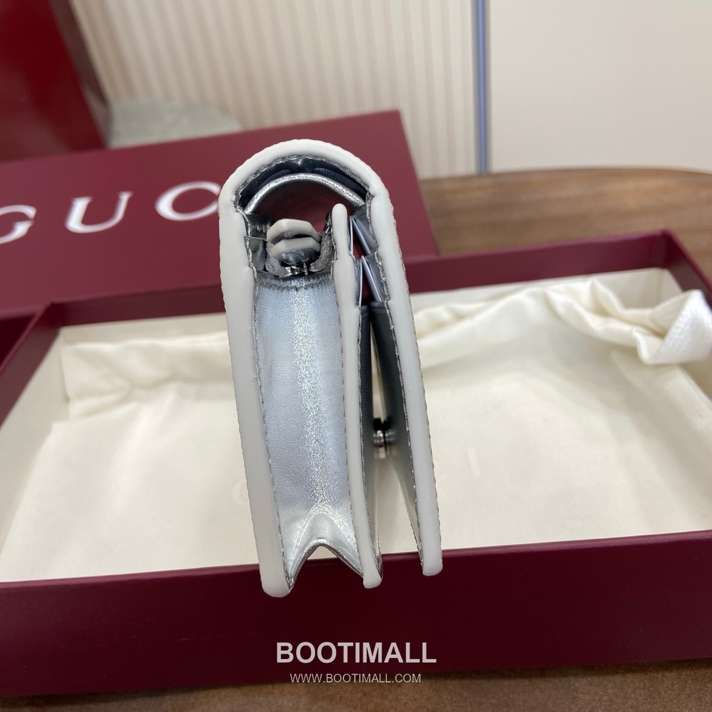 Gucci GG Emblem Wallet 820692 GG Laminated Coated Canvas Beige Silver Bifold Wallet 구찌 GG 엠블럼 반지갑 820692 GG 층압 코팅 캔버스 베이지 실버 반지갑 11cm 3