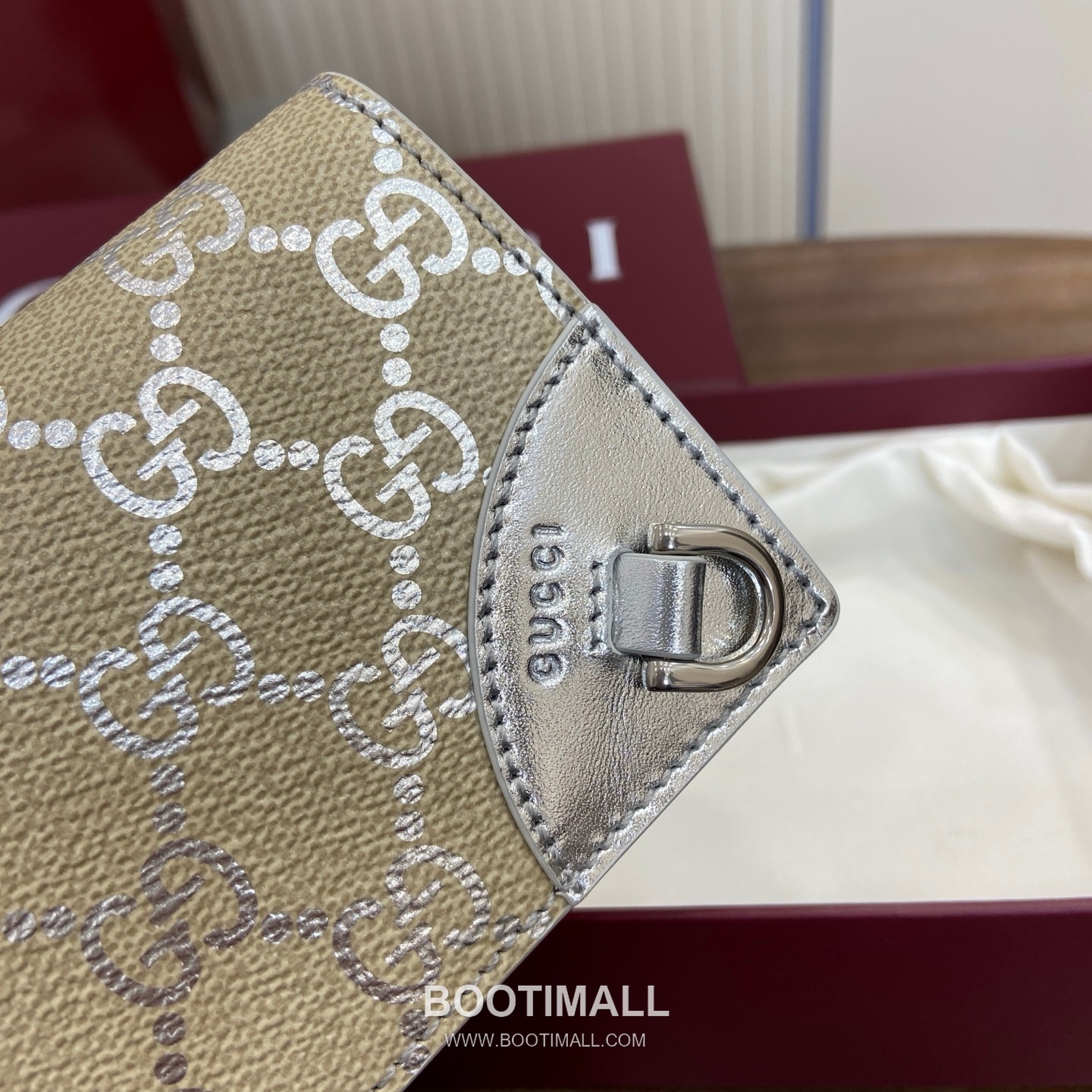 Gucci GG Emblem Wallet 820692 GG Laminated Coated Canvas Beige Silver Bifold Wallet 구찌 GG 엠블럼 반지갑 820692 GG 층압 코팅 캔버스 베이지 실버 반지갑 11cm 4