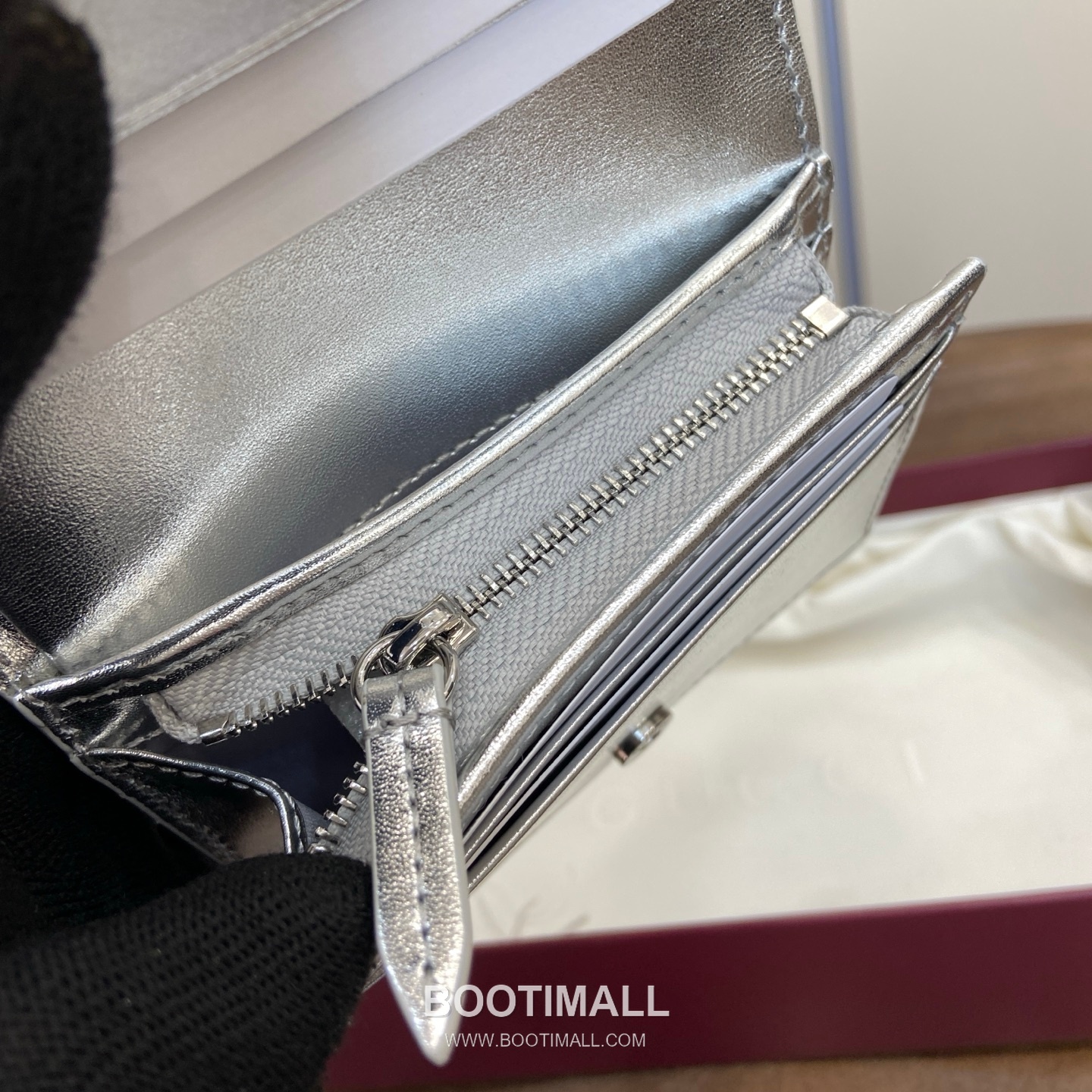 Gucci GG Emblem Wallet 820692 GG Laminated Coated Canvas Beige Silver Bifold Wallet 구찌 GG 엠블럼 반지갑 820692 GG 층압 코팅 캔버스 베이지 실버 반지갑 11cm 9