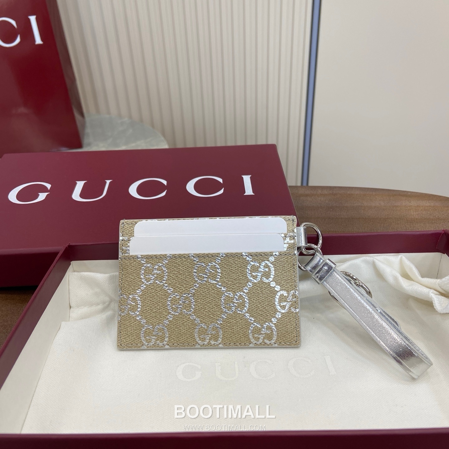 Gucci GG Emblem Card Holder 819121 Coated Canvas with Laminated GG Metallic Pattern Beige Silver Card Holder 구찌 GG 엠블럼 카드홀더 819121 메탈릭 라미네이트 GG 패턴 코팅 캔버스 베이지 실버 카드지갑 10cm 2
