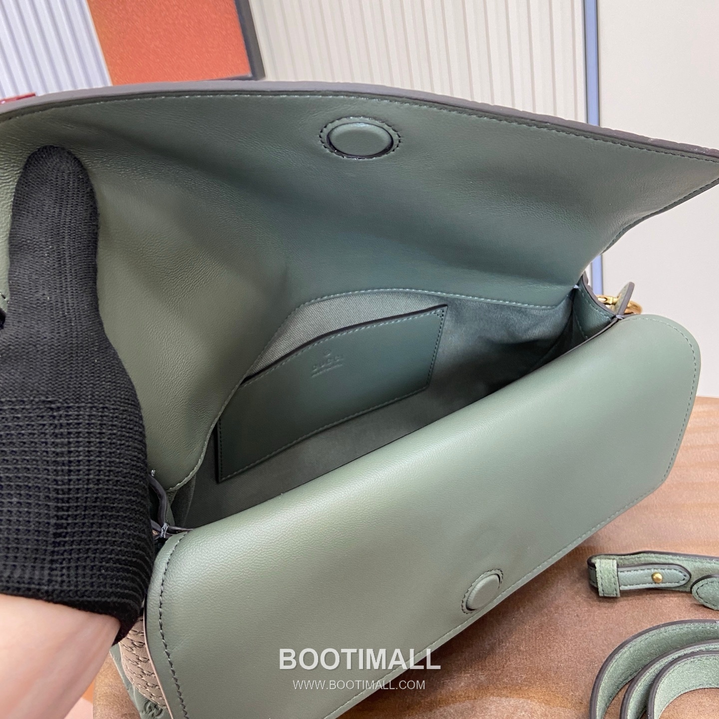 GG Marmont Matelassé 857622 Matelassé Leather Gray Green Shoulder Bag GG 마몽 마틀라세 857622 마틀라세 레더 그레이 그린 숄더백 28cm 8