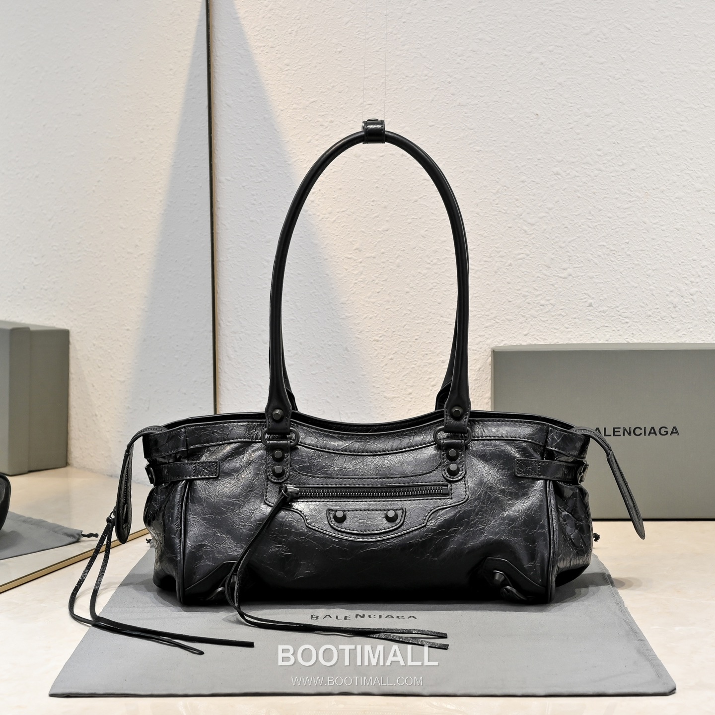 Balenciaga Motorcycle Bag Lambskin Leather Black Shoulder Bag 발렌시아가 모터사이클 바이커백 램스킨 레더 블랙 숄더백 30cm 1