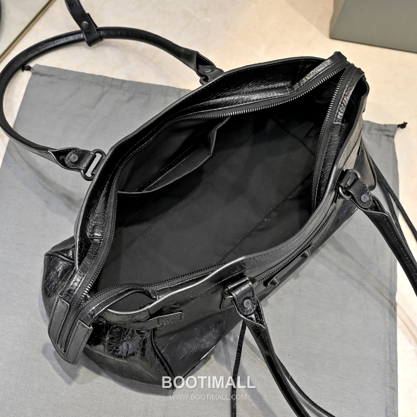 Balenciaga Motorcycle Bag Lambskin Leather Black Shoulder Bag 발렌시아가 모터사이클 바이커백 램스킨 레더 블랙 숄더백 30cm 2