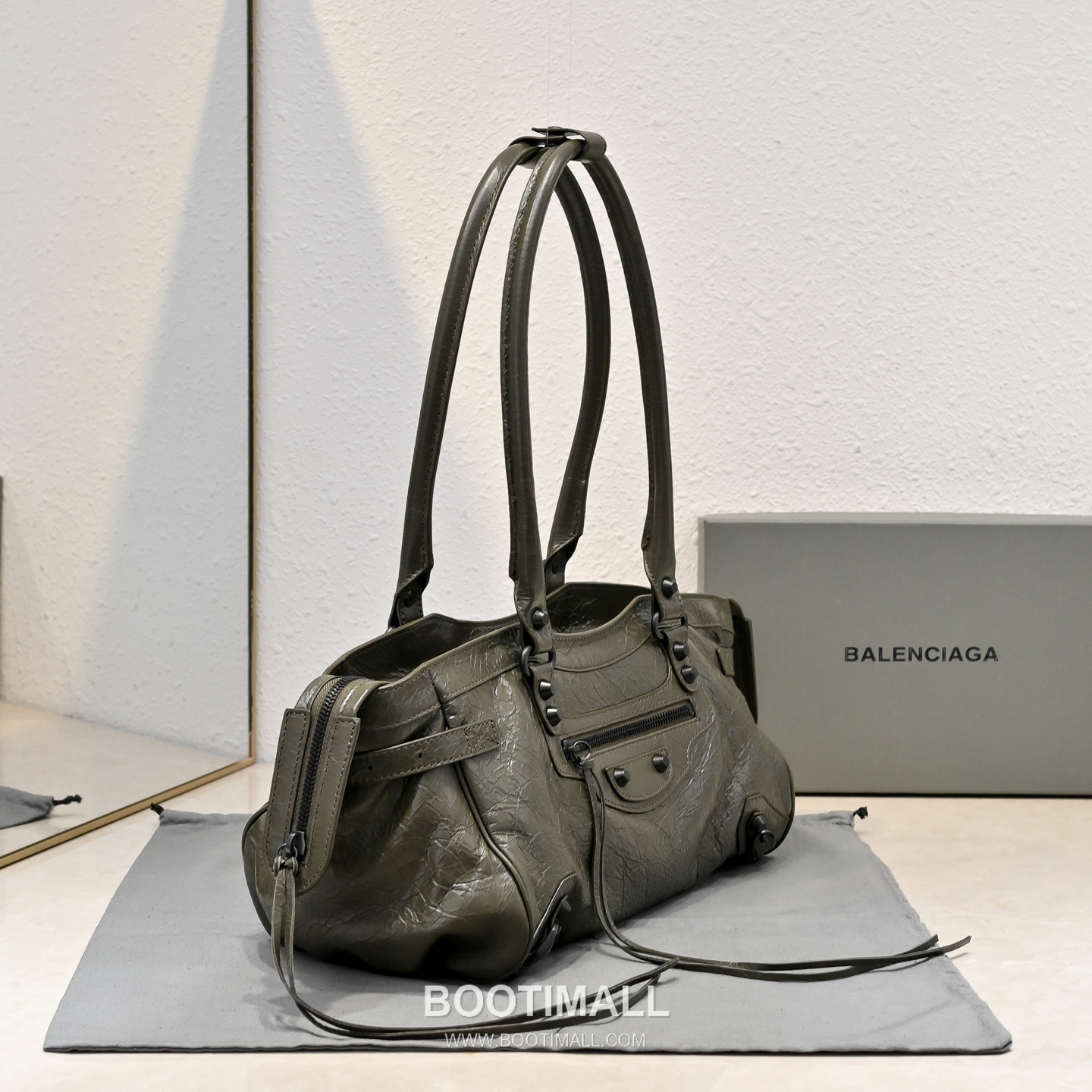 Balenciaga Le Cagole Mini Shoulder Bag Lambskin Leather Olive Green Shoulder Bag 발렌시아가 르 카골 미니 숄더백 램스킨 레더 올리브 그린 숄더백 28cm 3