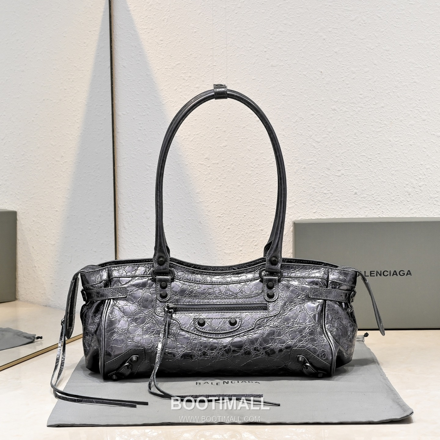 Balenciaga Moto Shoulder Bag Lambskin Leather Metallic Silver Shoulder Bag 발렌시아가 모토 숄더백 램스킨 레더 메탈릭 실버 숄더백 38cm 1