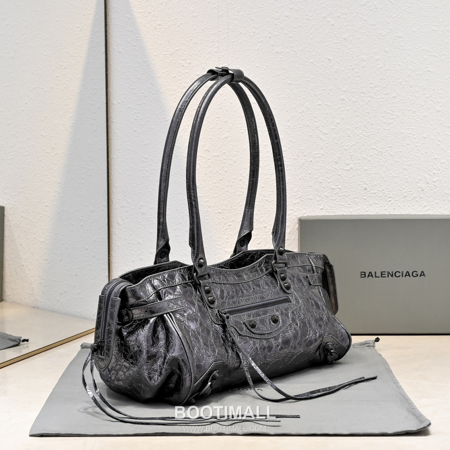 Balenciaga Moto Shoulder Bag Lambskin Leather Metallic Silver Shoulder Bag 발렌시아가 모토 숄더백 램스킨 레더 메탈릭 실버 숄더백 38cm 2