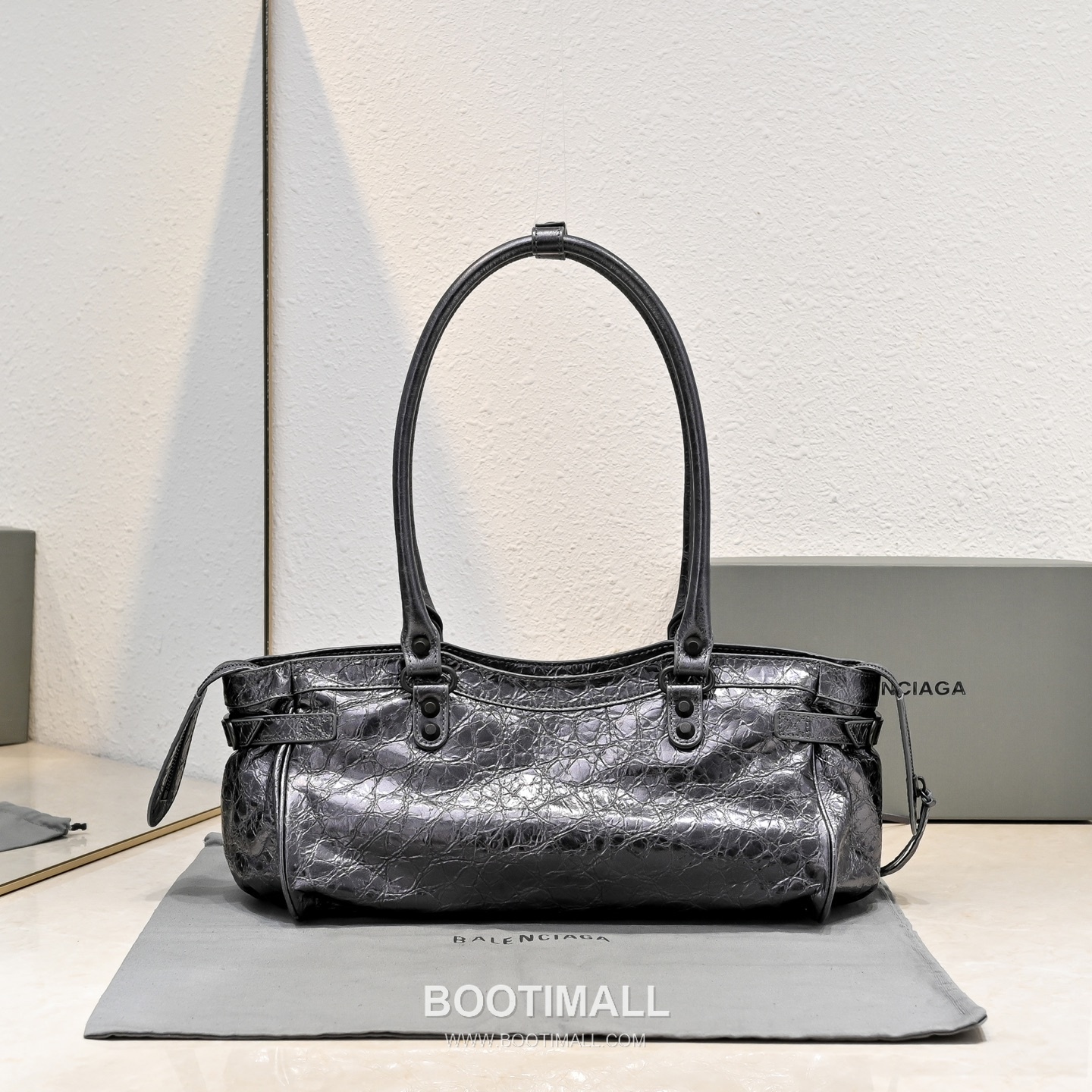 Balenciaga Moto Shoulder Bag Lambskin Leather Metallic Silver Shoulder Bag 발렌시아가 모토 숄더백 램스킨 레더 메탈릭 실버 숄더백 38cm 3