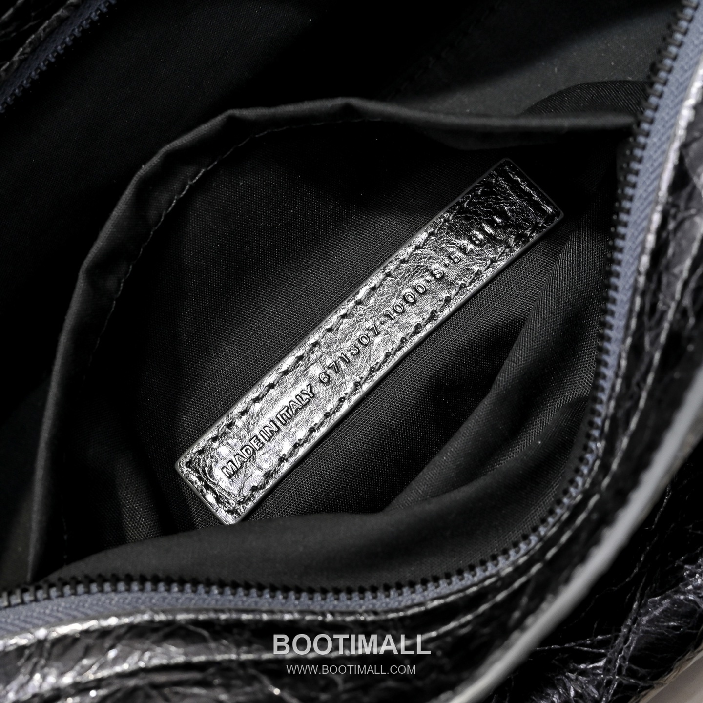 Balenciaga Moto Shoulder Bag Lambskin Leather Metallic Silver Shoulder Bag 발렌시아가 모토 숄더백 램스킨 레더 메탈릭 실버 숄더백 38cm 4