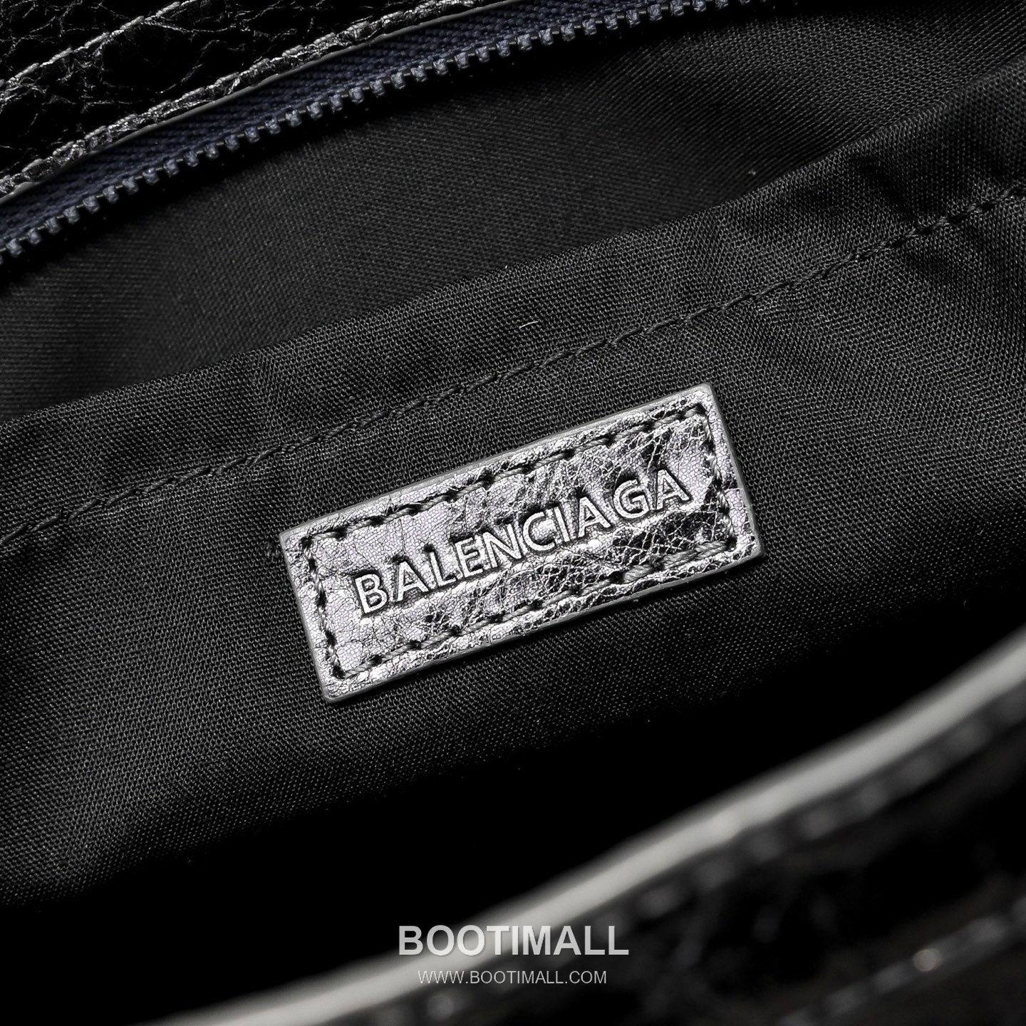 Balenciaga Moto Shoulder Bag Lambskin Leather Metallic Silver Shoulder Bag 발렌시아가 모토 숄더백 램스킨 레더 메탈릭 실버 숄더백 38cm 5