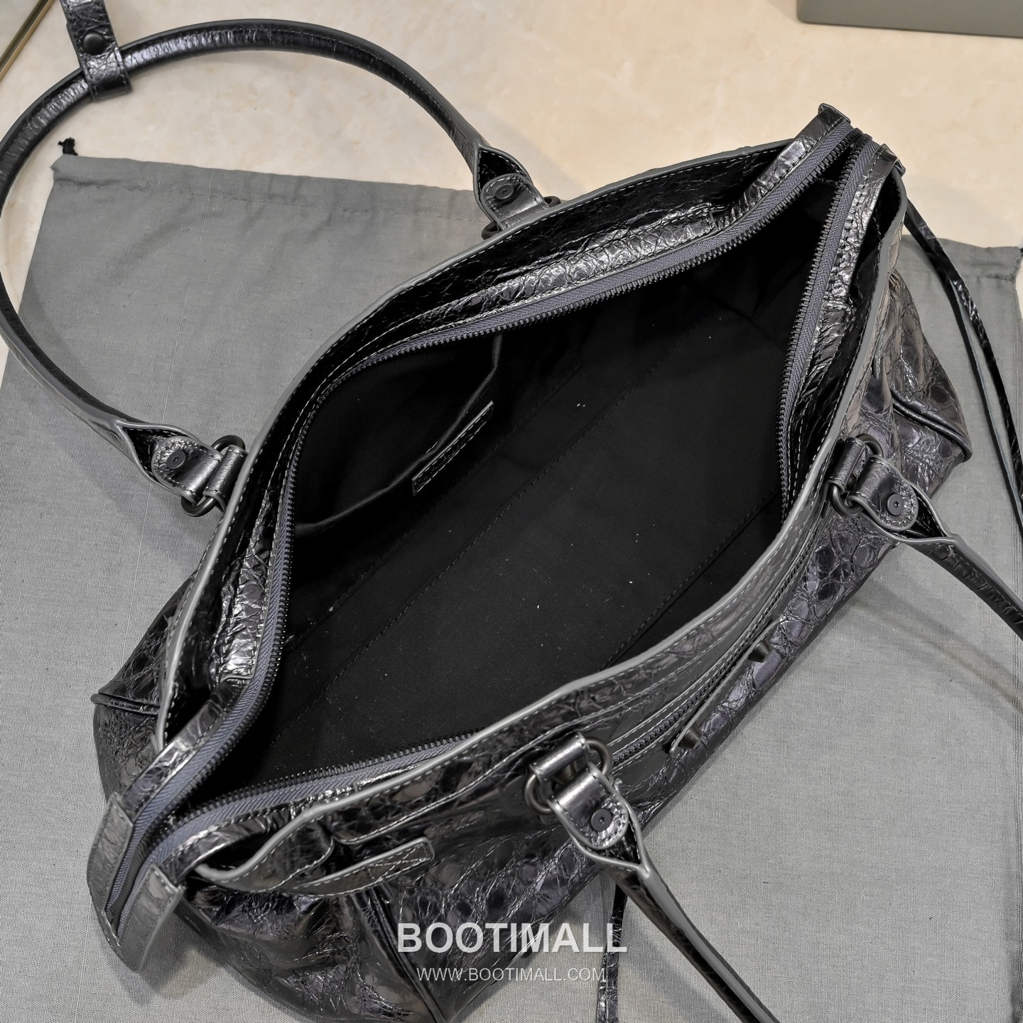 Balenciaga Moto Shoulder Bag Lambskin Leather Metallic Silver Shoulder Bag 발렌시아가 모토 숄더백 램스킨 레더 메탈릭 실버 숄더백 38cm 6