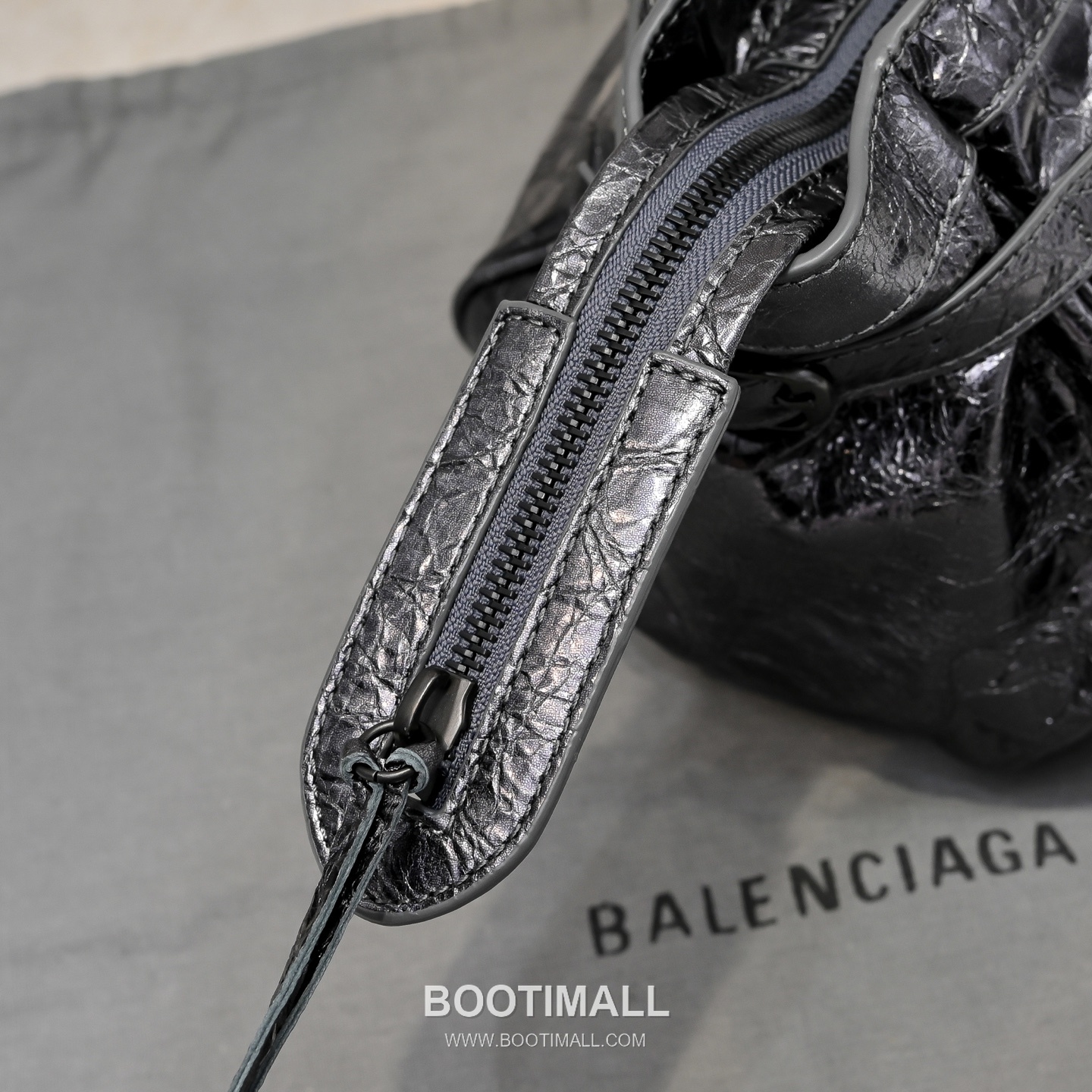 Balenciaga Moto Shoulder Bag Lambskin Leather Metallic Silver Shoulder Bag 발렌시아가 모토 숄더백 램스킨 레더 메탈릭 실버 숄더백 38cm 7