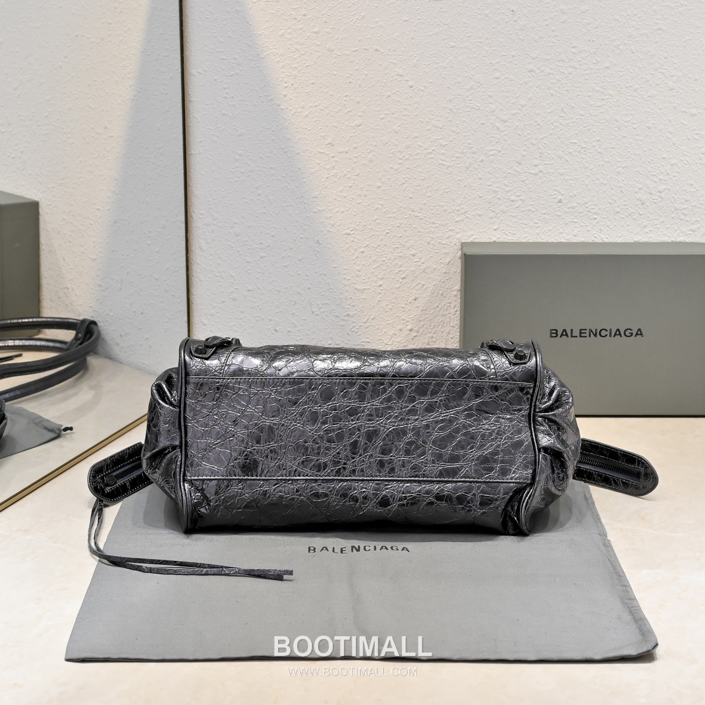 Balenciaga Moto Shoulder Bag Lambskin Leather Metallic Silver Shoulder Bag 발렌시아가 모토 숄더백 램스킨 레더 메탈릭 실버 숄더백 38cm 9