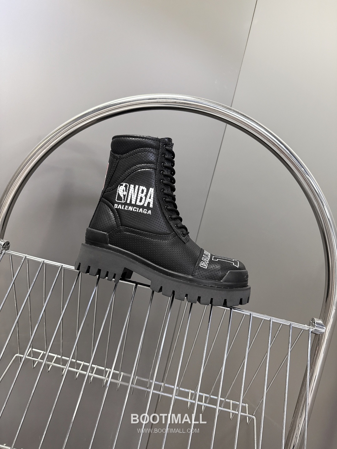 Balenciaga NBA Collaboration High-Top Calfskin Leather Black Sneakers 발렌시아가 NBA 콜라보레이션 하이탑 송아지 가죽 블랙 스니커즈 5