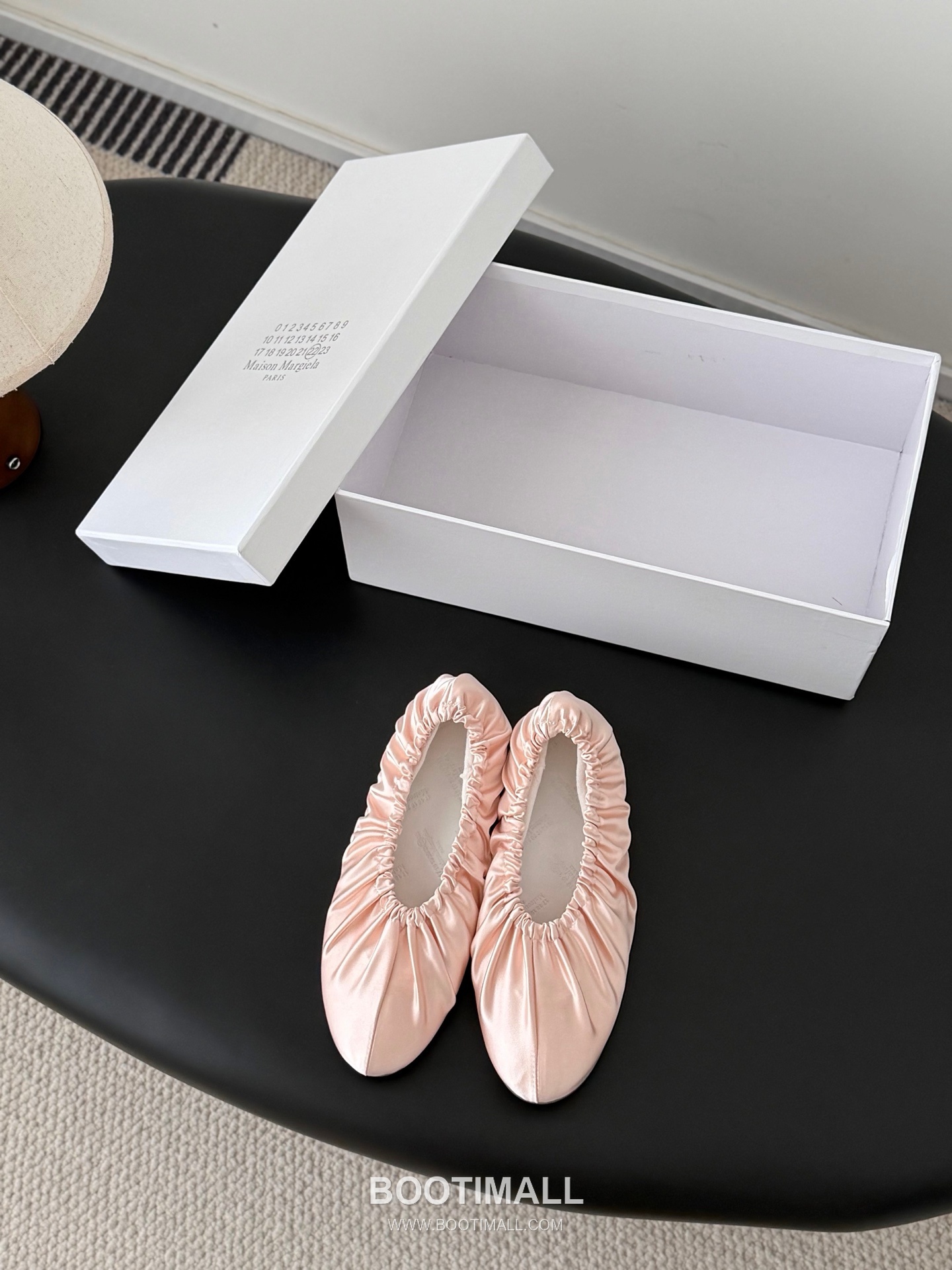 Maison Margiela Tabi Split-Toe Ballet Flat Vegetable-Tanned Sheepskin Black Ballet Flat 메종 마르지엘라 타비 스플릿 토 발레 플랫 식물성 태닝 양가죽 블랙 발레 플랫 1