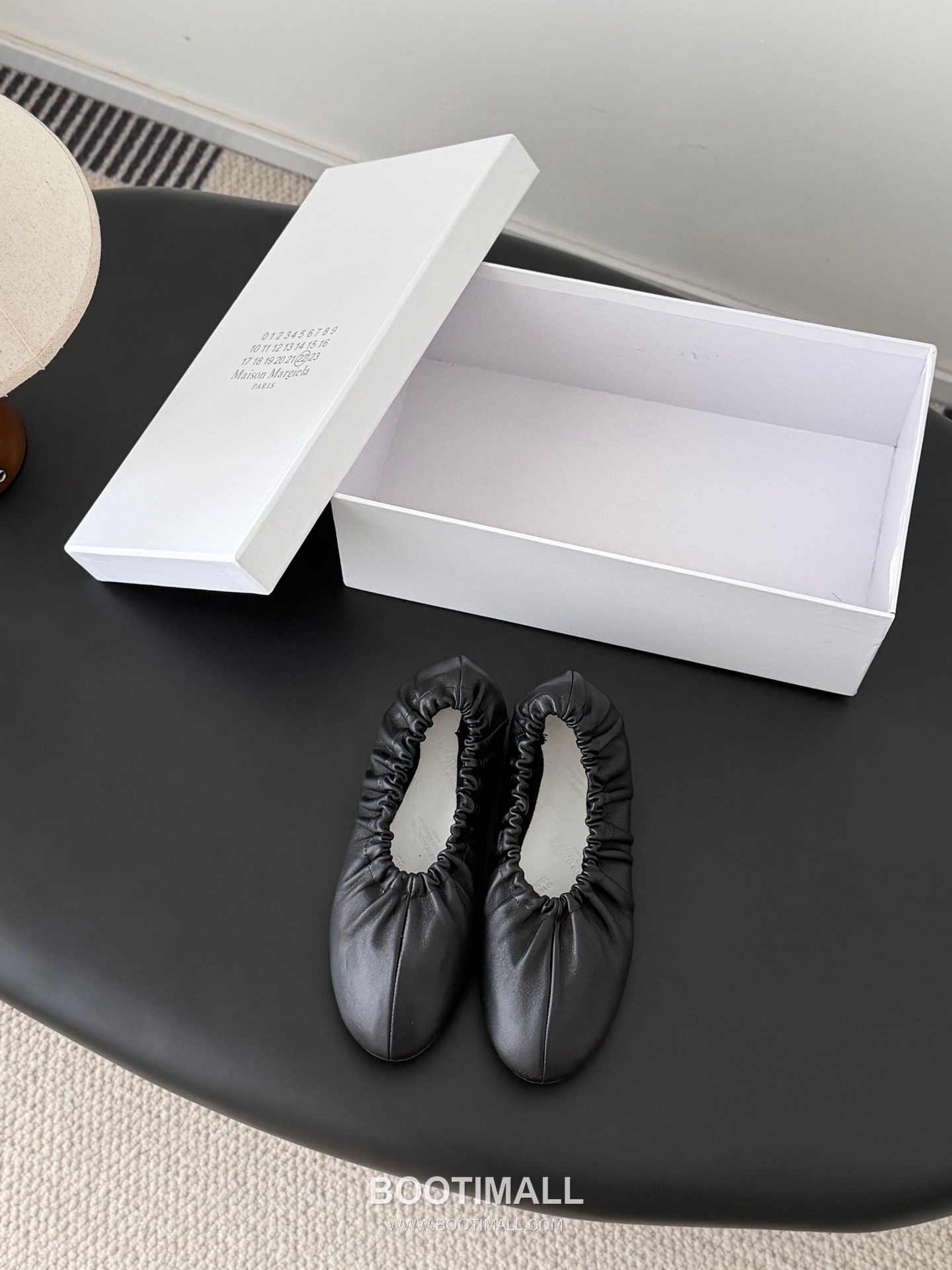 Maison Margiela Tabi Split-Toe Ballet Flat Vegetable-Tanned Sheepskin Black Ballet Flat 메종 마르지엘라 타비 스플릿 토 발레 플랫 식물성 태닝 양가죽 블랙 발레 플랫 1