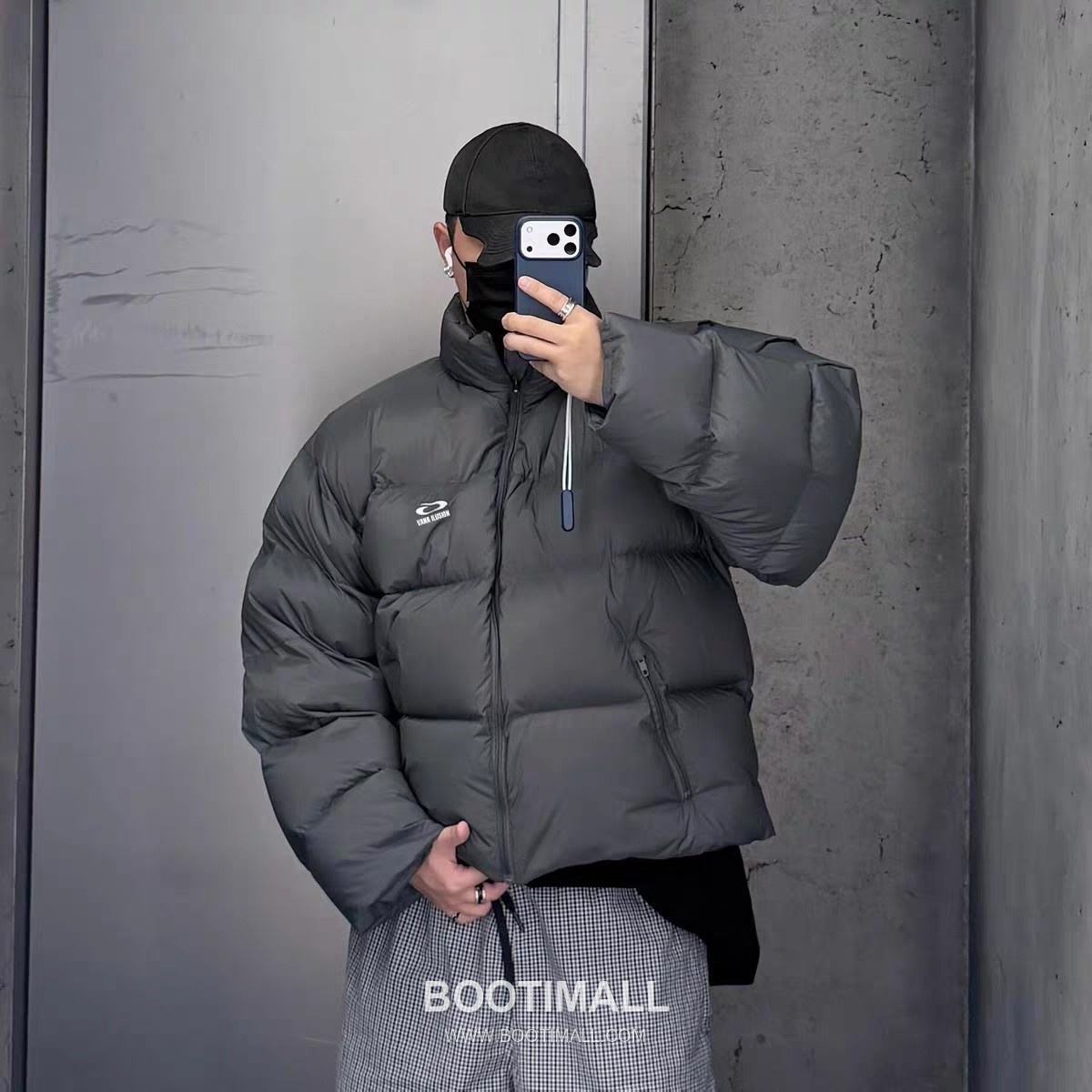 Gucci Embroidered Down Jacket Black 구찌 자수 다운 재킷 블랙 S, M, L, XL 1