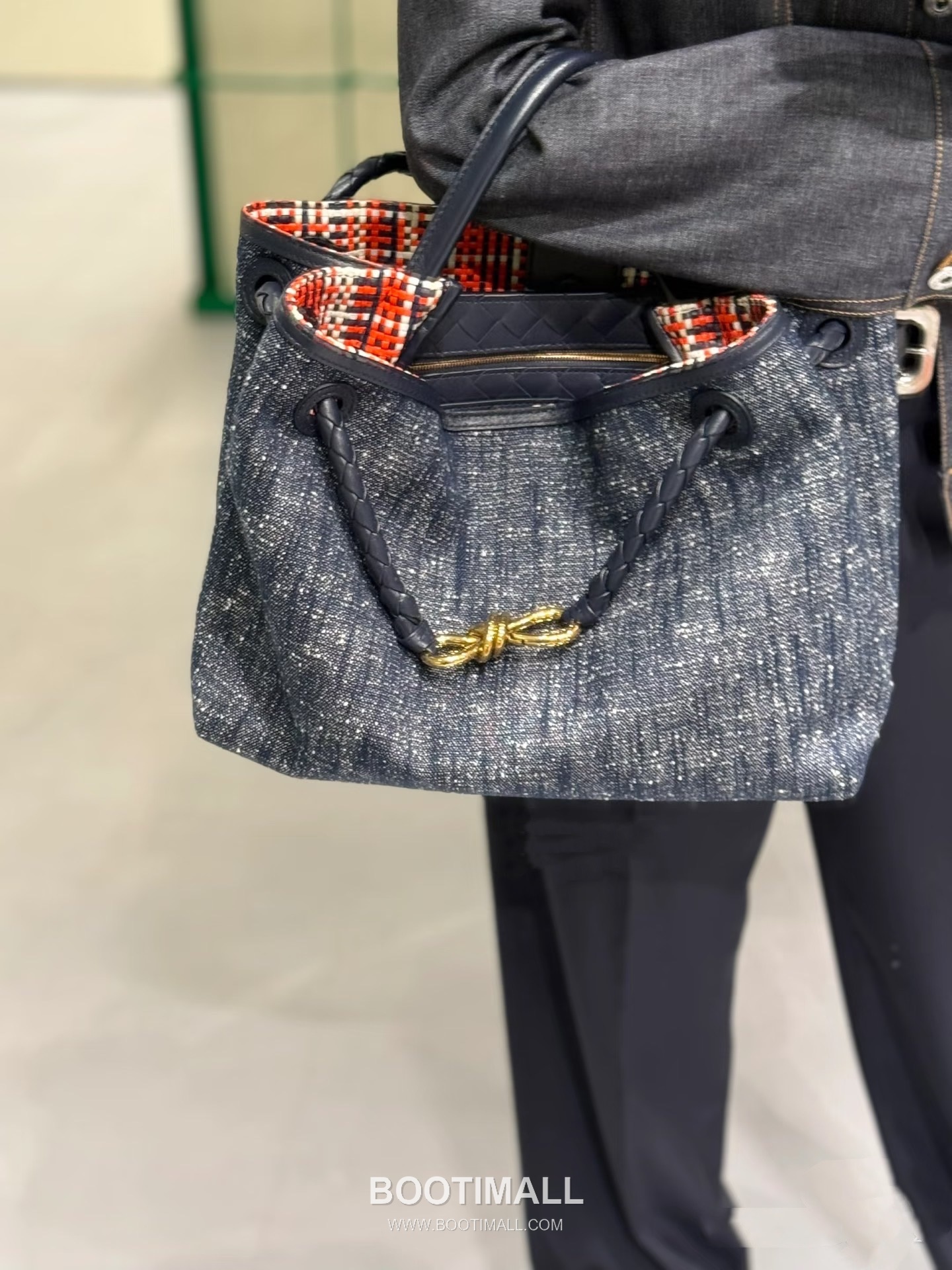 Bottega Veneta Andiamo Tote Terry Denim, Intrecciato Leather Blue Tote Bag 보테가 베네타 안디아모 토트 테리 데님, 인트레치아토 가죽 블루 토트백 35cm 1