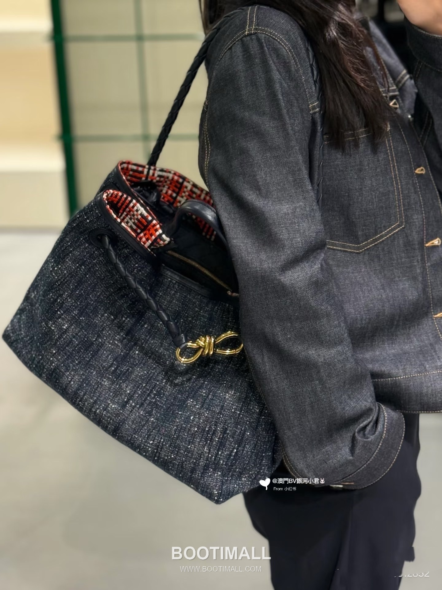 Bottega Veneta Andiamo Tote Terry Denim, Intrecciato Leather Blue Tote Bag 보테가 베네타 안디아모 토트 테리 데님, 인트레치아토 가죽 블루 토트백 35cm 2
