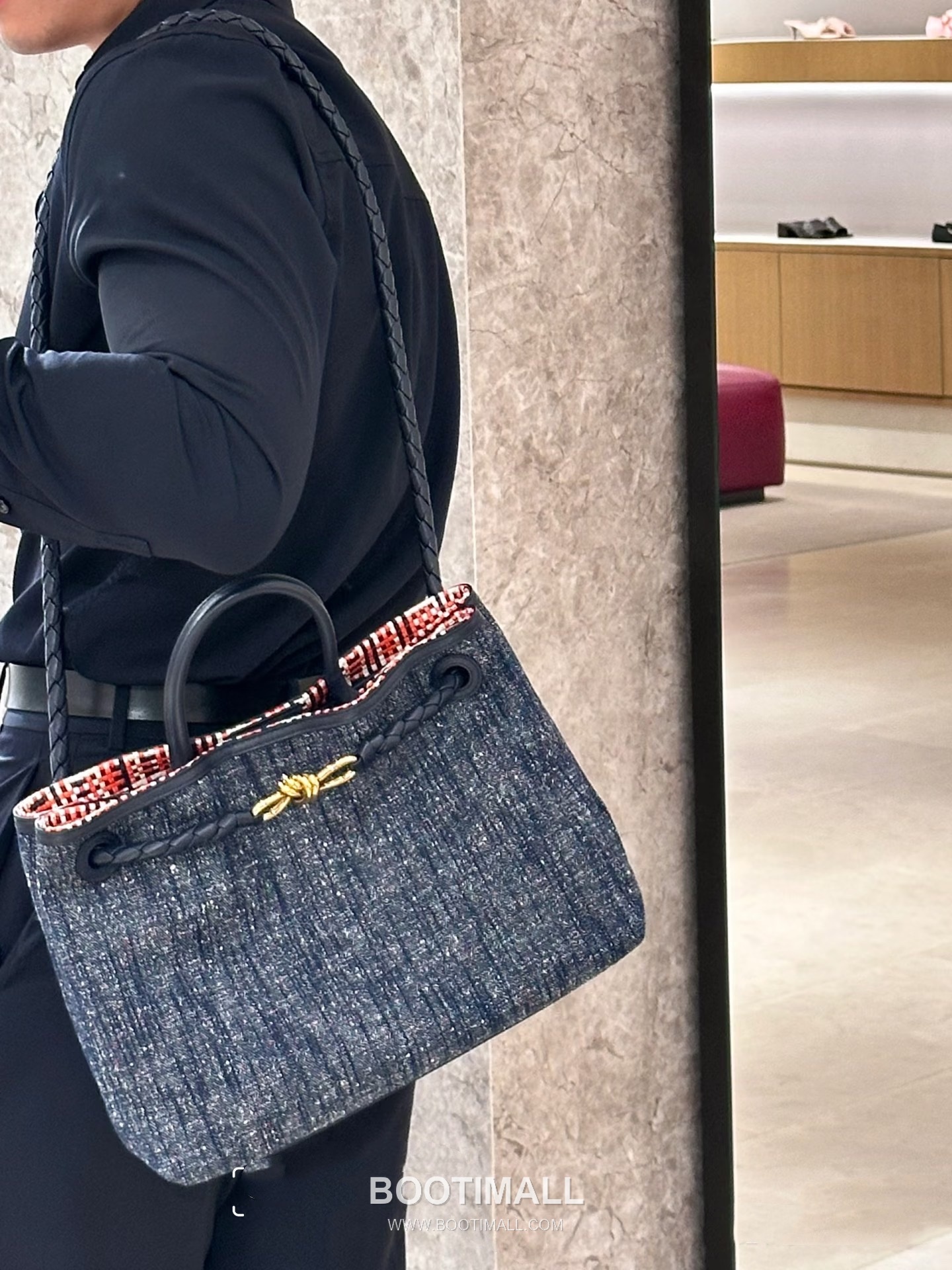 Bottega Veneta Andiamo Tote Terry Denim, Intrecciato Leather Blue Tote Bag 보테가 베네타 안디아모 토트 테리 데님, 인트레치아토 가죽 블루 토트백 35cm 3