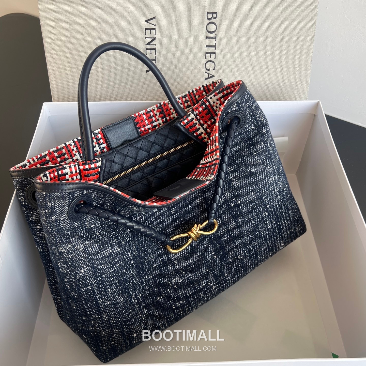 Bottega Veneta Andiamo Tote Terry Denim, Intrecciato Leather Blue Tote Bag 보테가 베네타 안디아모 토트 테리 데님, 인트레치아토 가죽 블루 토트백 35cm 4