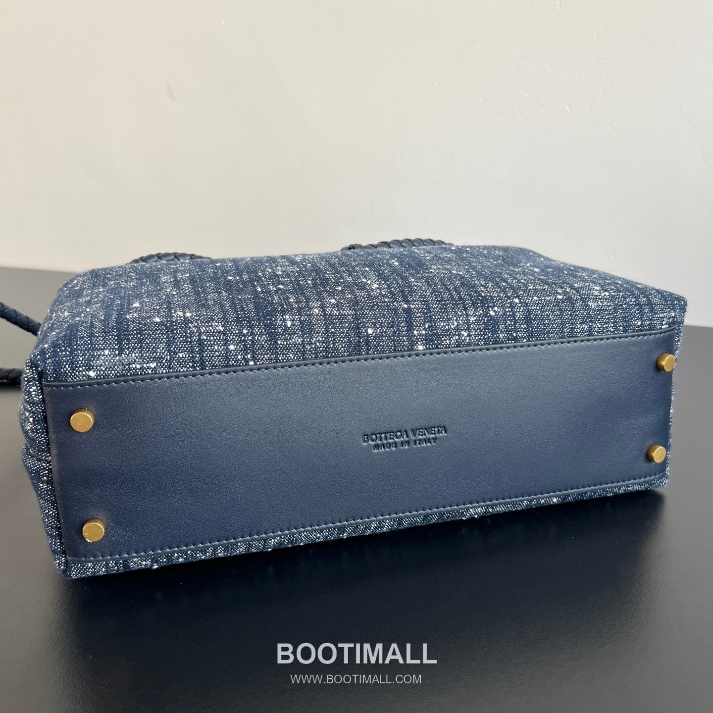 Bottega Veneta Andiamo Tote Terry Denim, Intrecciato Leather Blue Tote Bag 보테가 베네타 안디아모 토트 테리 데님, 인트레치아토 가죽 블루 토트백 35cm 9