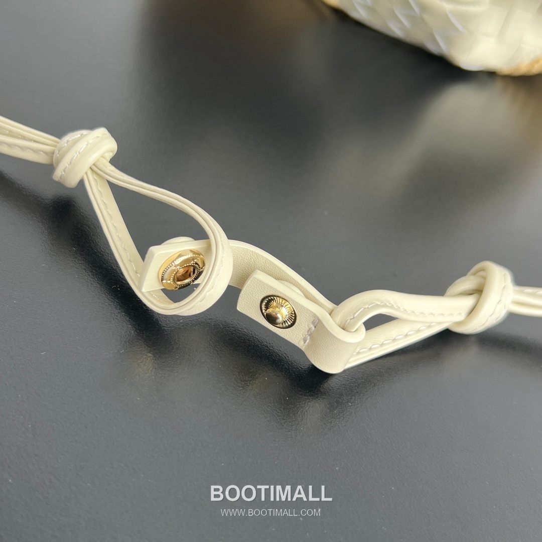 Bottega Veneta Woven Raffia Dustbag Raffia, Calfskin Beige Crossbody Bag 보테가 베네타 위빙 라피아 더스트백 839102 라피아, 카프스킨 베이지 크로스백 32cm 11