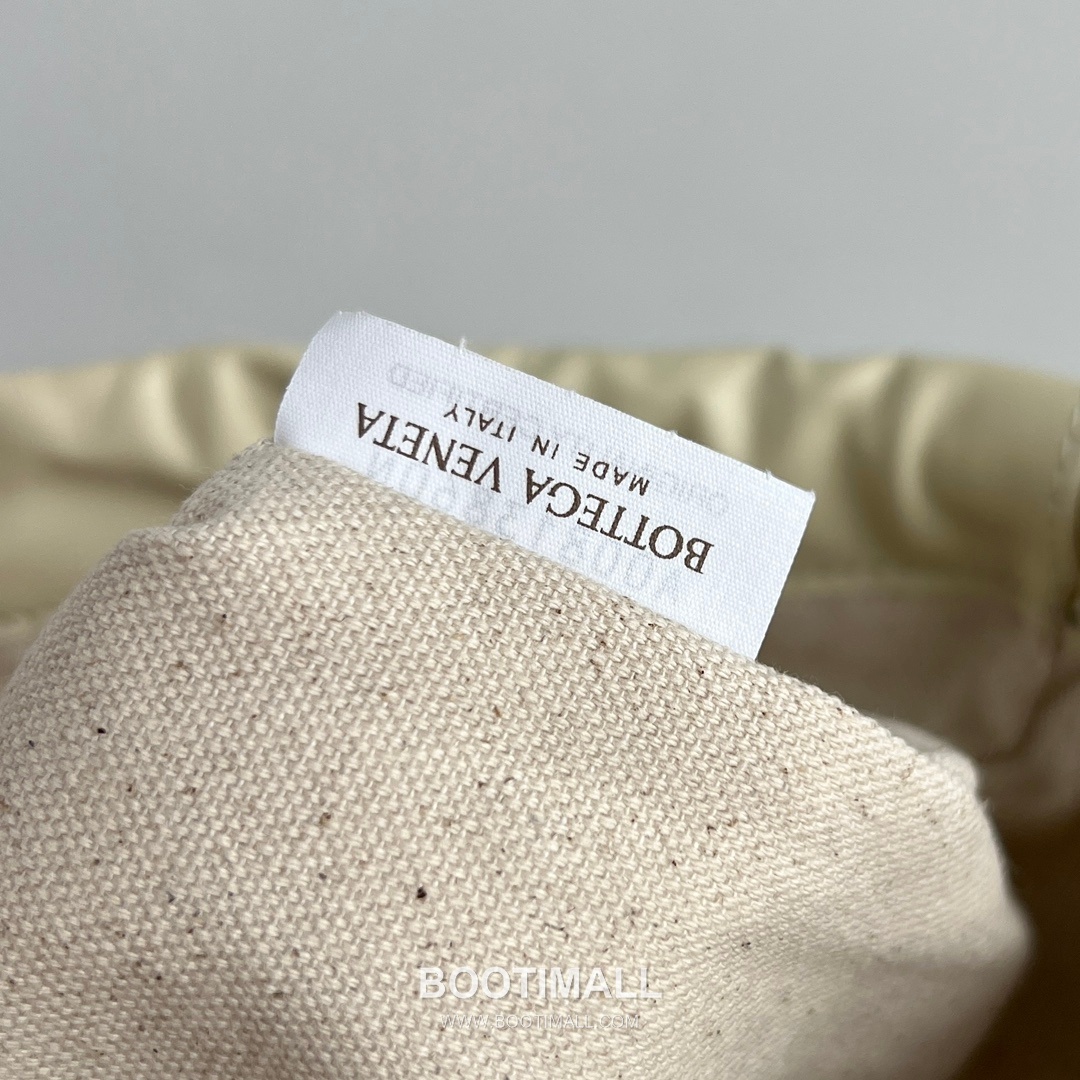 Bottega Veneta Woven Raffia Dustbag Raffia, Calfskin Beige Crossbody Bag 보테가 베네타 위빙 라피아 더스트백 839102 라피아, 카프스킨 베이지 크로스백 32cm 13