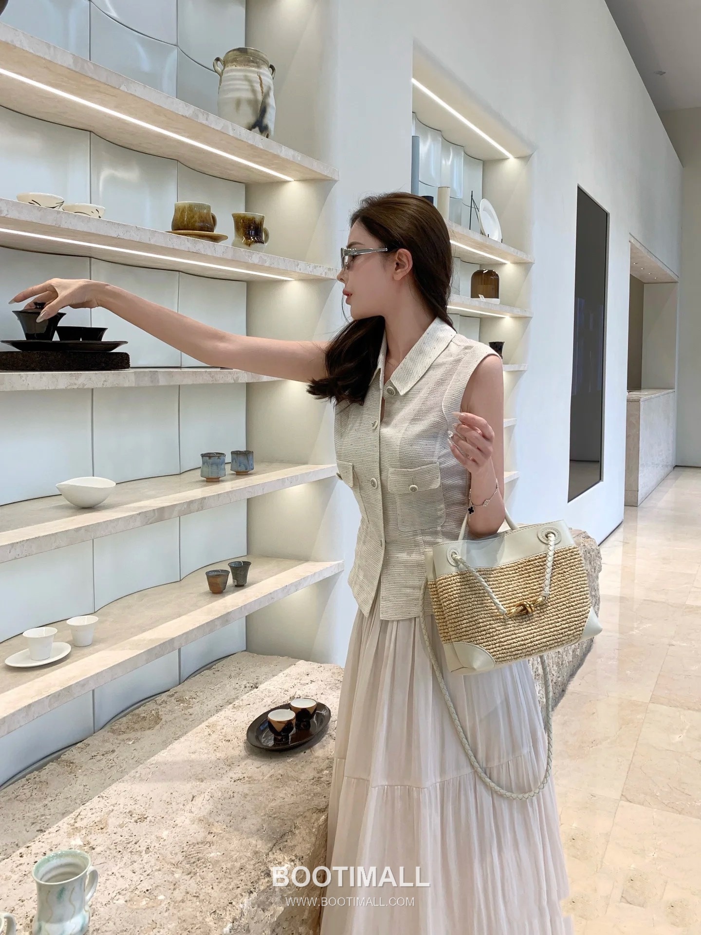 Bottega Veneta Andiamo Bag Nylon Raffia, Lambskin Beige Top Handle Bag 보테가 베네타 안디아모 백 나일론 라피아, 양가죽 베이지 탑핸들백 25×20×10cm 2