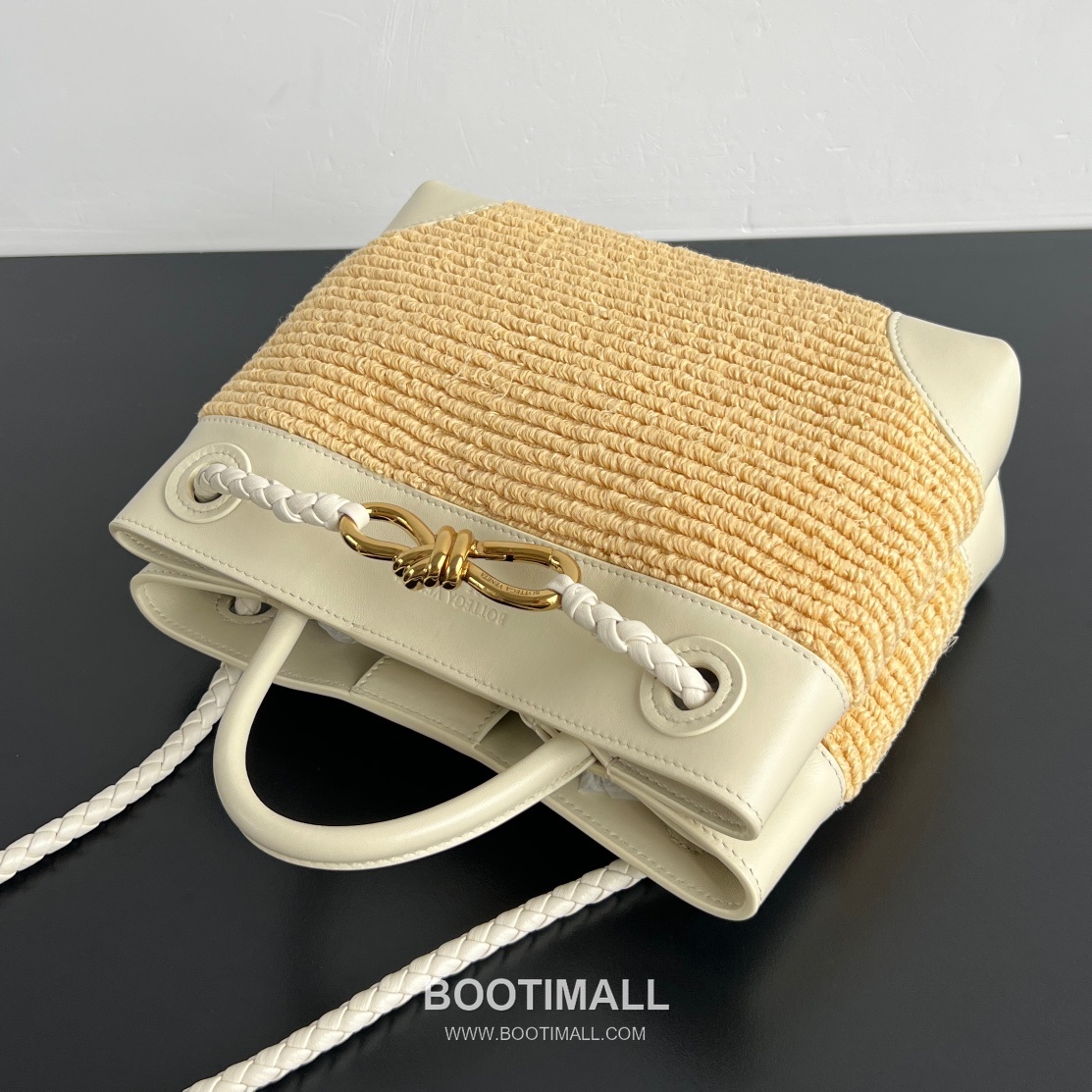 Bottega Veneta Andiamo Bag Nylon Raffia, Lambskin Beige Top Handle Bag 보테가 베네타 안디아모 백 나일론 라피아, 양가죽 베이지 탑핸들백 25×20×10cm 9